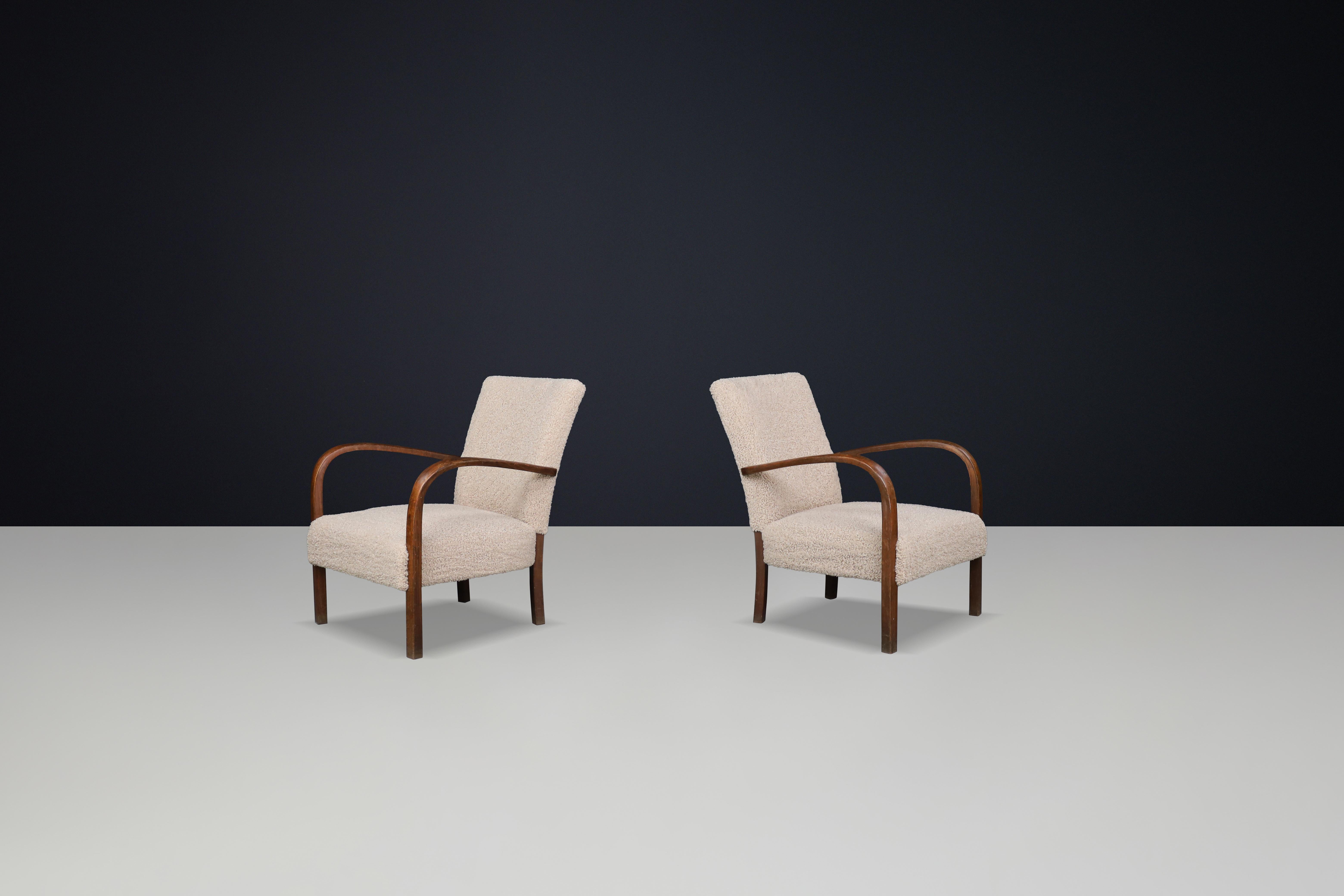 Paire de fauteuils Art déco en noyer et tapisserie en Teddy, République tchèque, années 1930 - Prix pour l'ensemble

Cette exquise paire de fauteuils Art déco du début du XXe siècle provient de Tchécoslovaquie et date des années 1930. Exemple