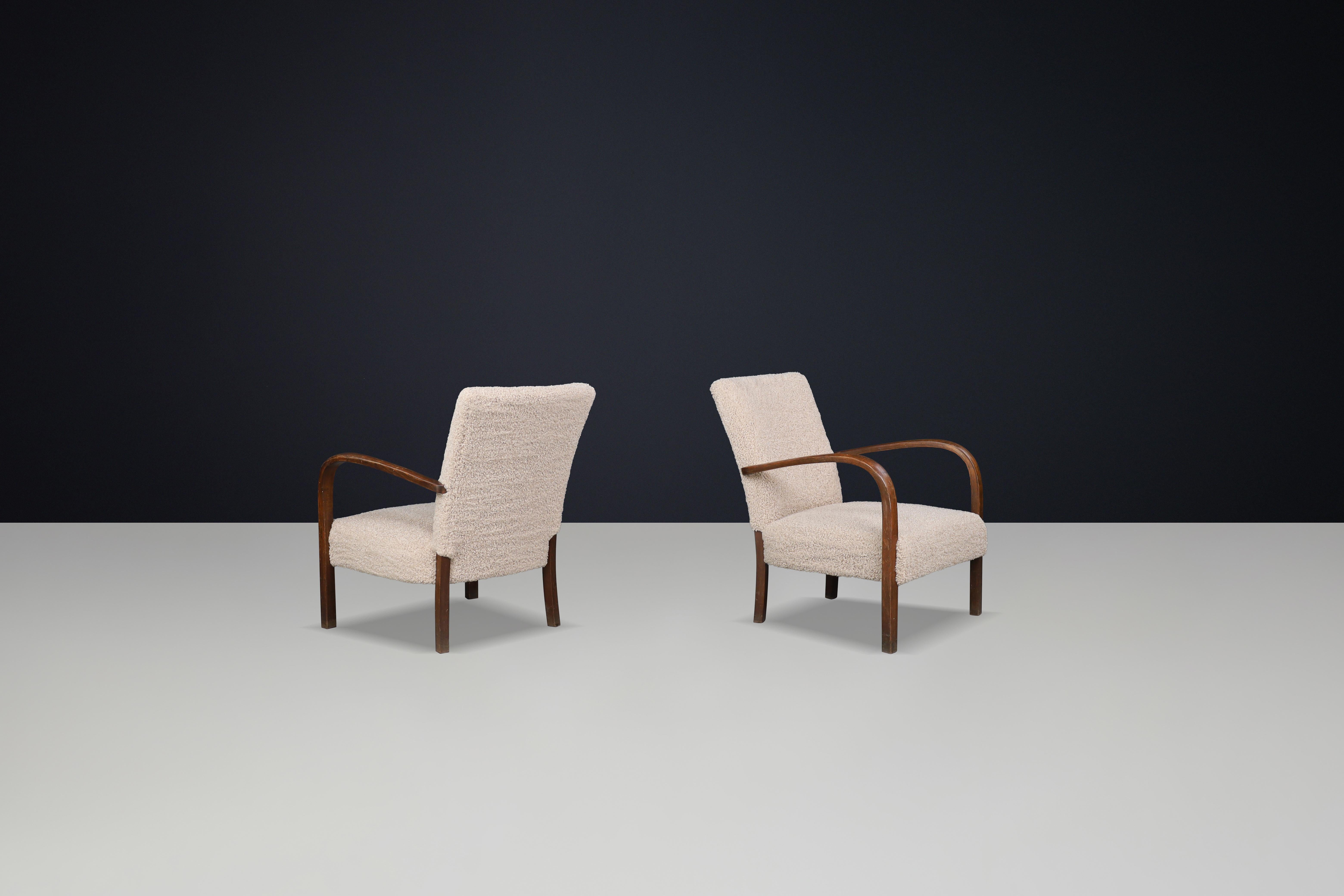Tchèque Paire de fauteuils Art déco en noyer et tapisserie en Teddy, République tchèque, années 1930 en vente