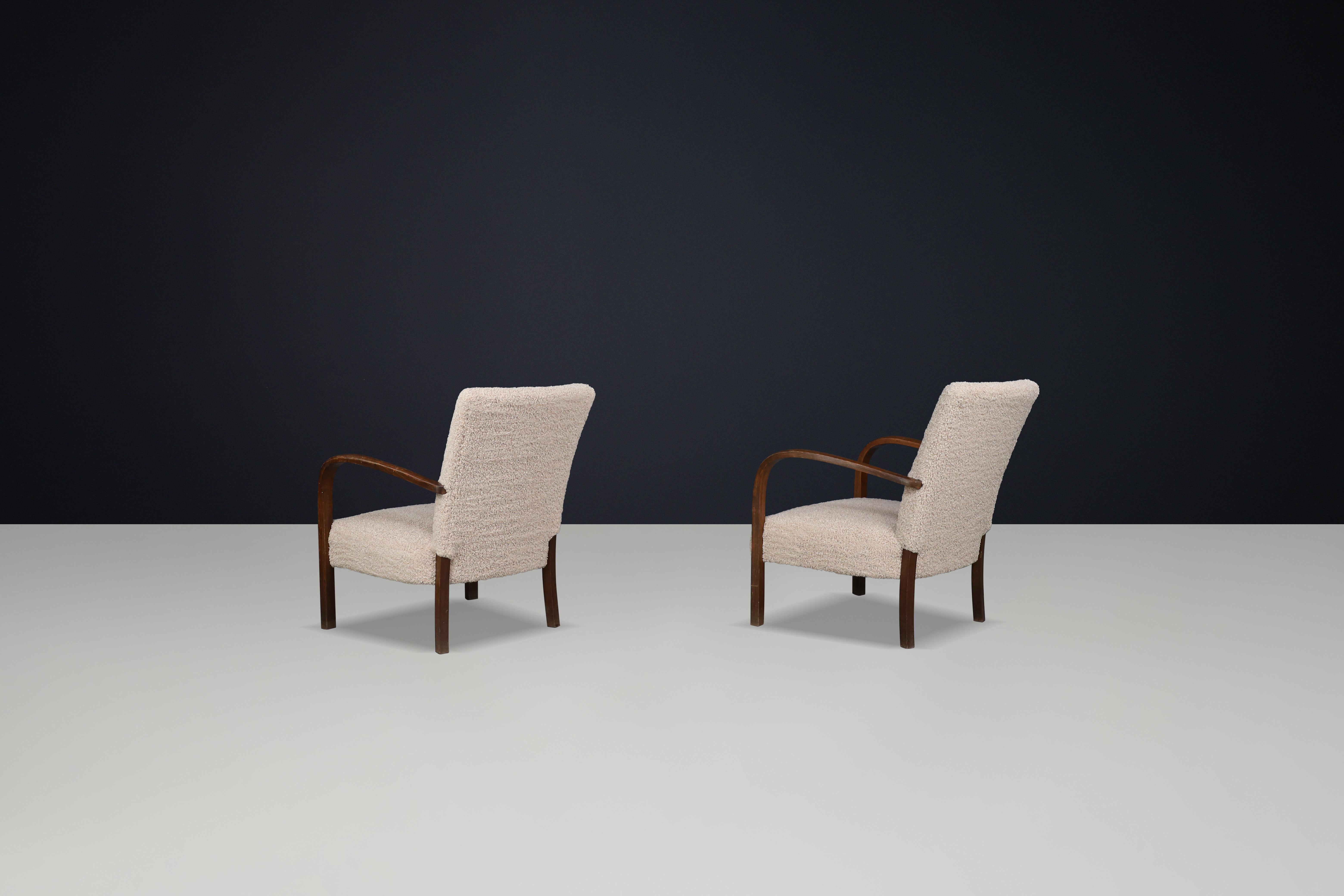 Milieu du XXe siècle Paire de fauteuils Art déco en noyer et tapisserie en Teddy, République tchèque, années 1930 en vente