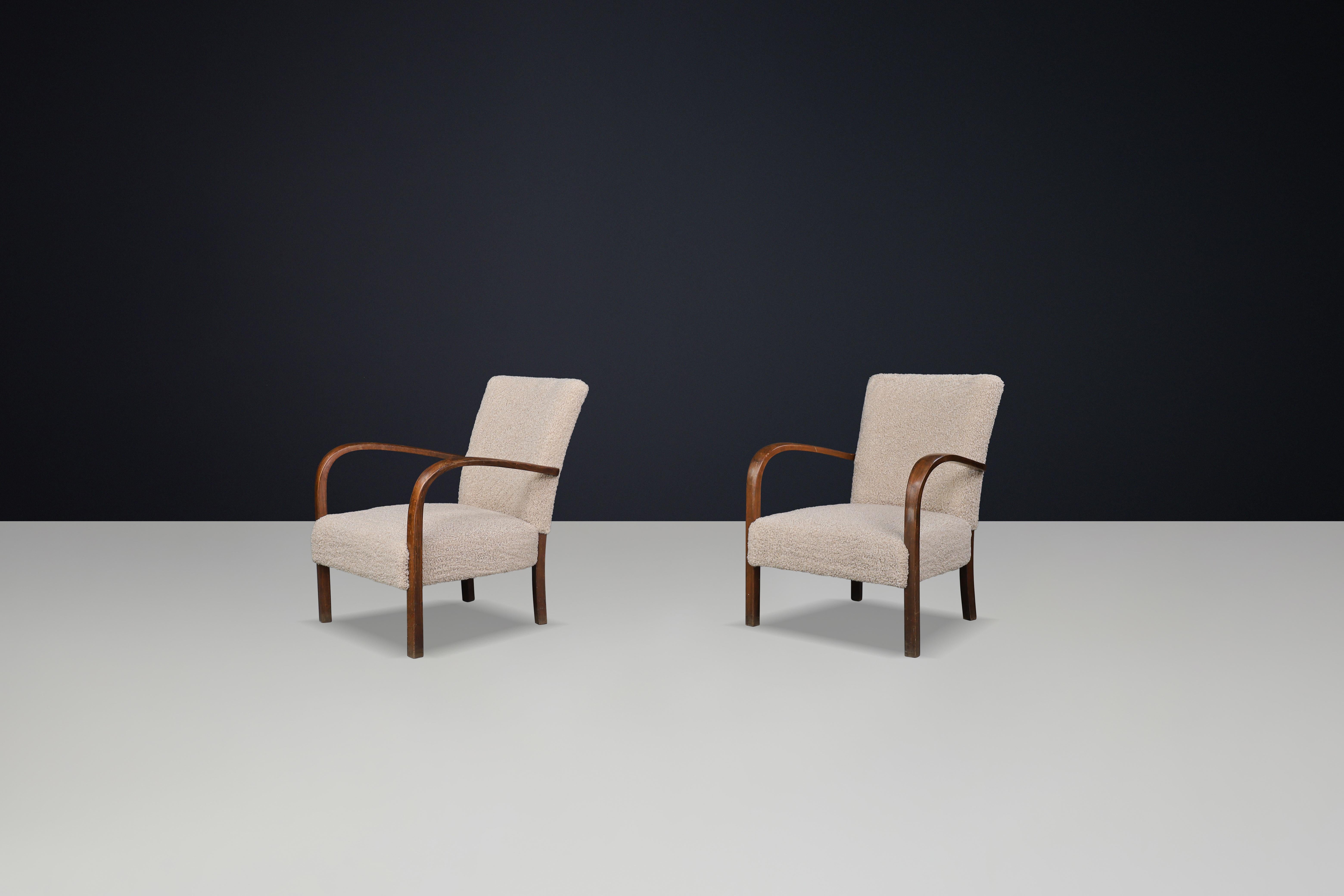Tissu d'ameublement Paire de fauteuils Art déco en noyer et tapisserie en Teddy, République tchèque, années 1930 en vente