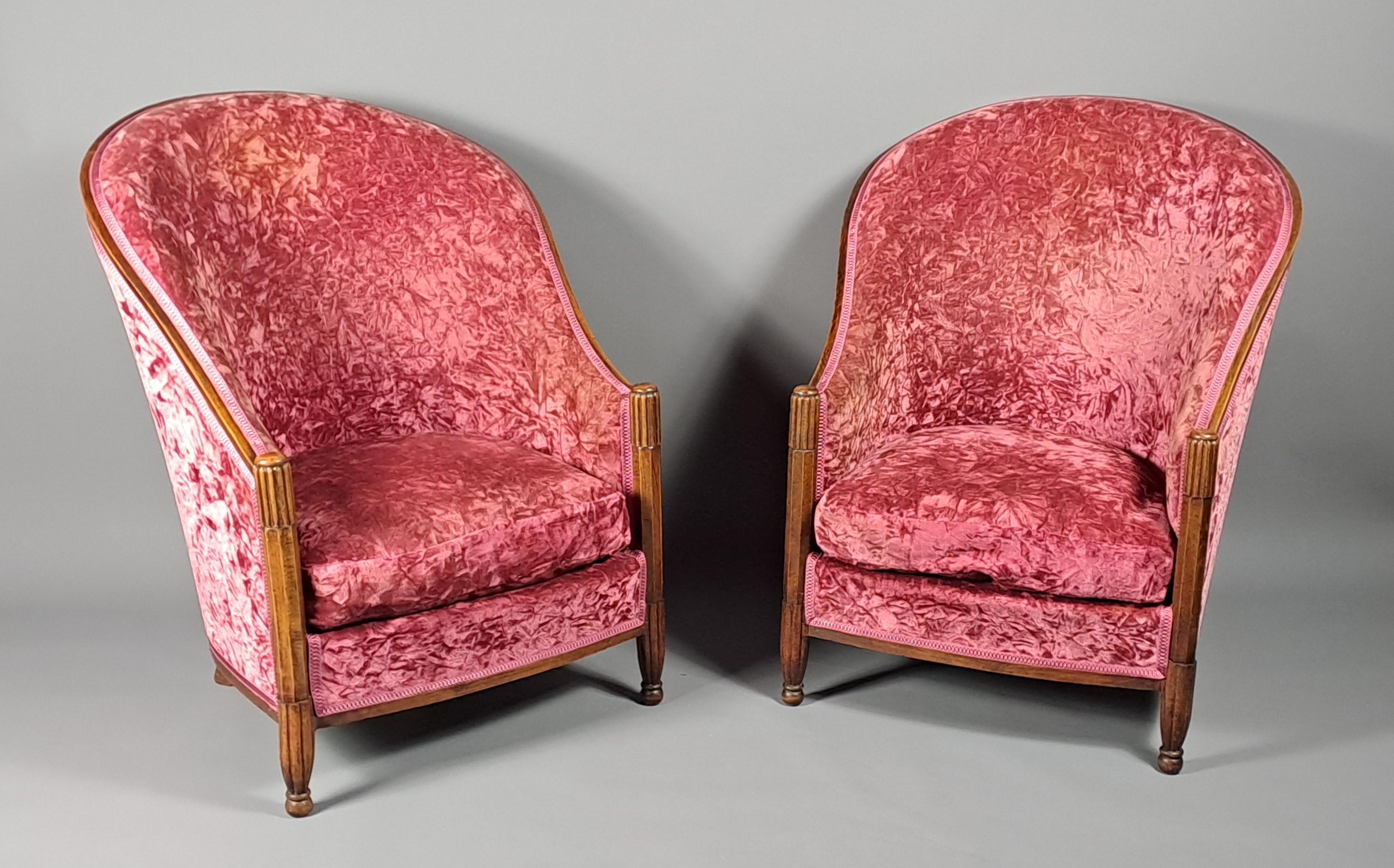 Bellissima coppia di poltrone d'epoca Art Déco in faggio massiccio e rivestite in velluto rosso stropicciato.

Bellissimo modello da confrontare con le produzioni della casa DIM - modello simile creato da René Joubert e Philippe Petit

Ampio e