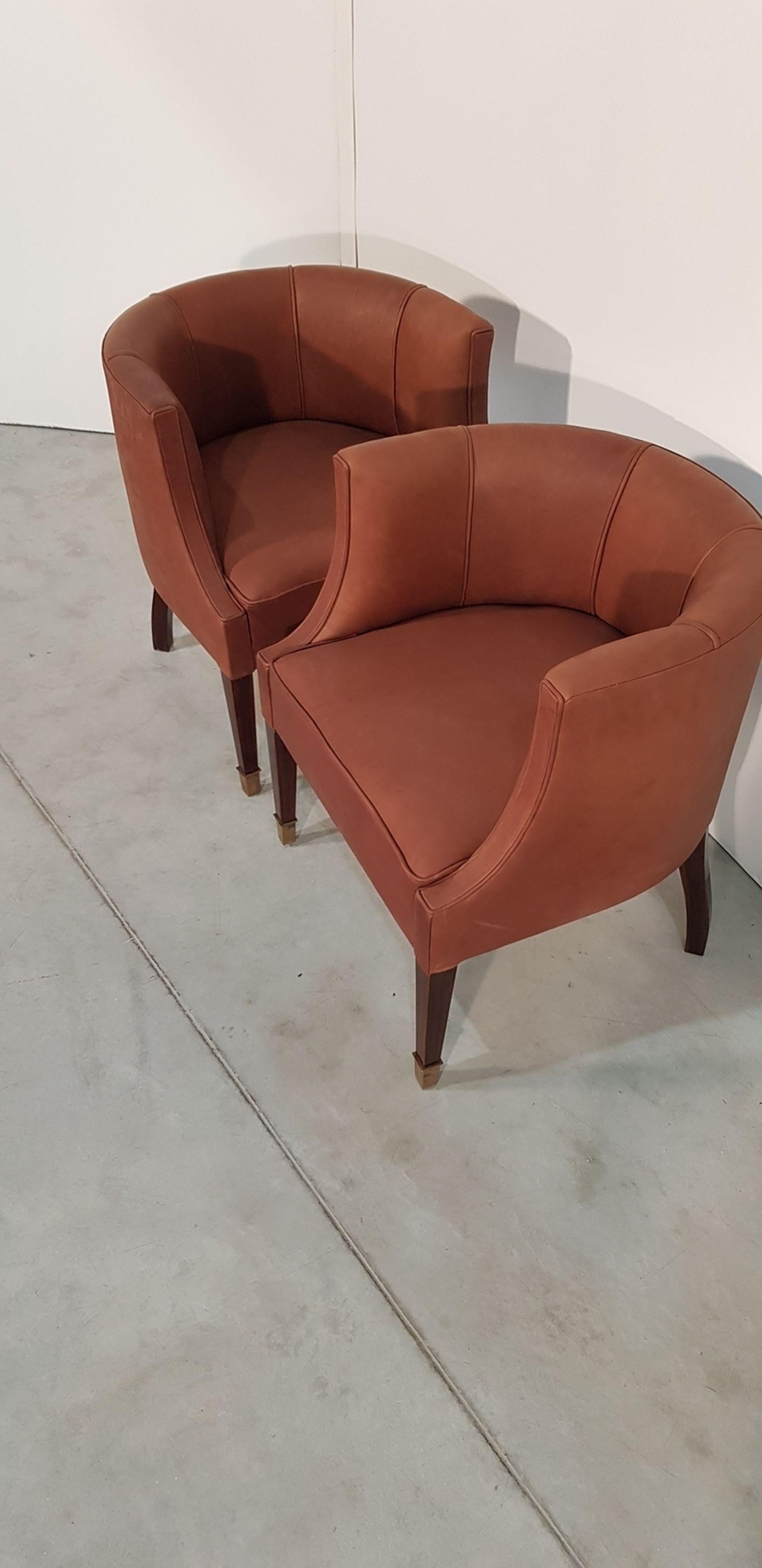 Pair of Art Deco Armchairs on Walnut Legs Covered Brown Leather, Hungary, 1930s (Art déco) im Angebot
