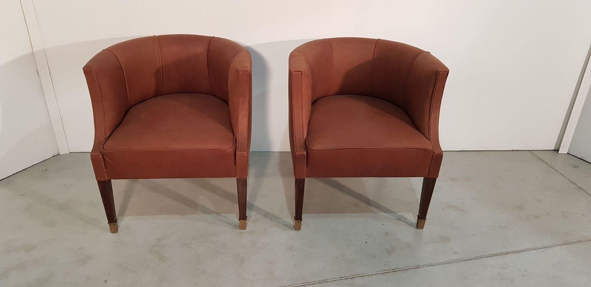 Pair of Art Deco Armchairs on Walnut Legs Covered Brown Leather, Hungary, 1930s (Poliert) im Angebot