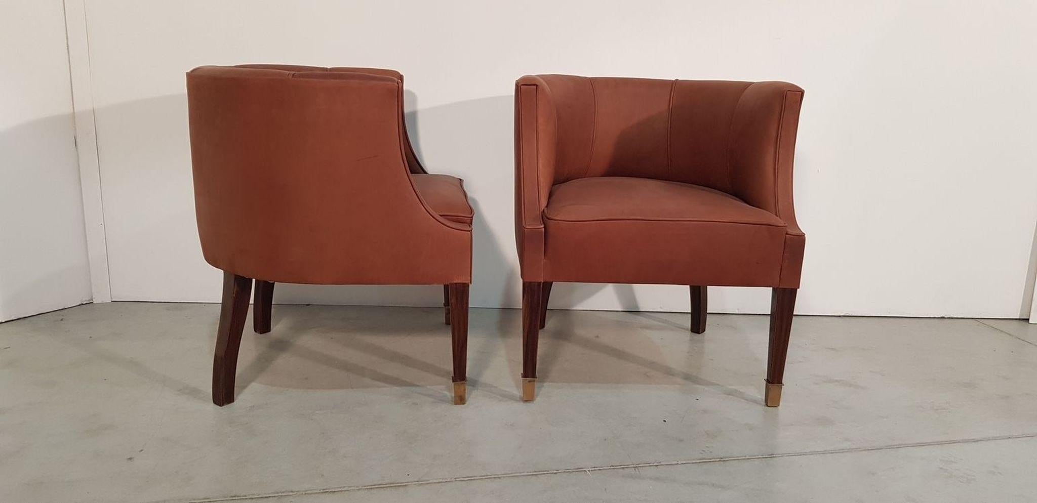 Pair of Art Deco Armchairs on Walnut Legs Covered Brown Leather, Hungary, 1930s im Angebot 1