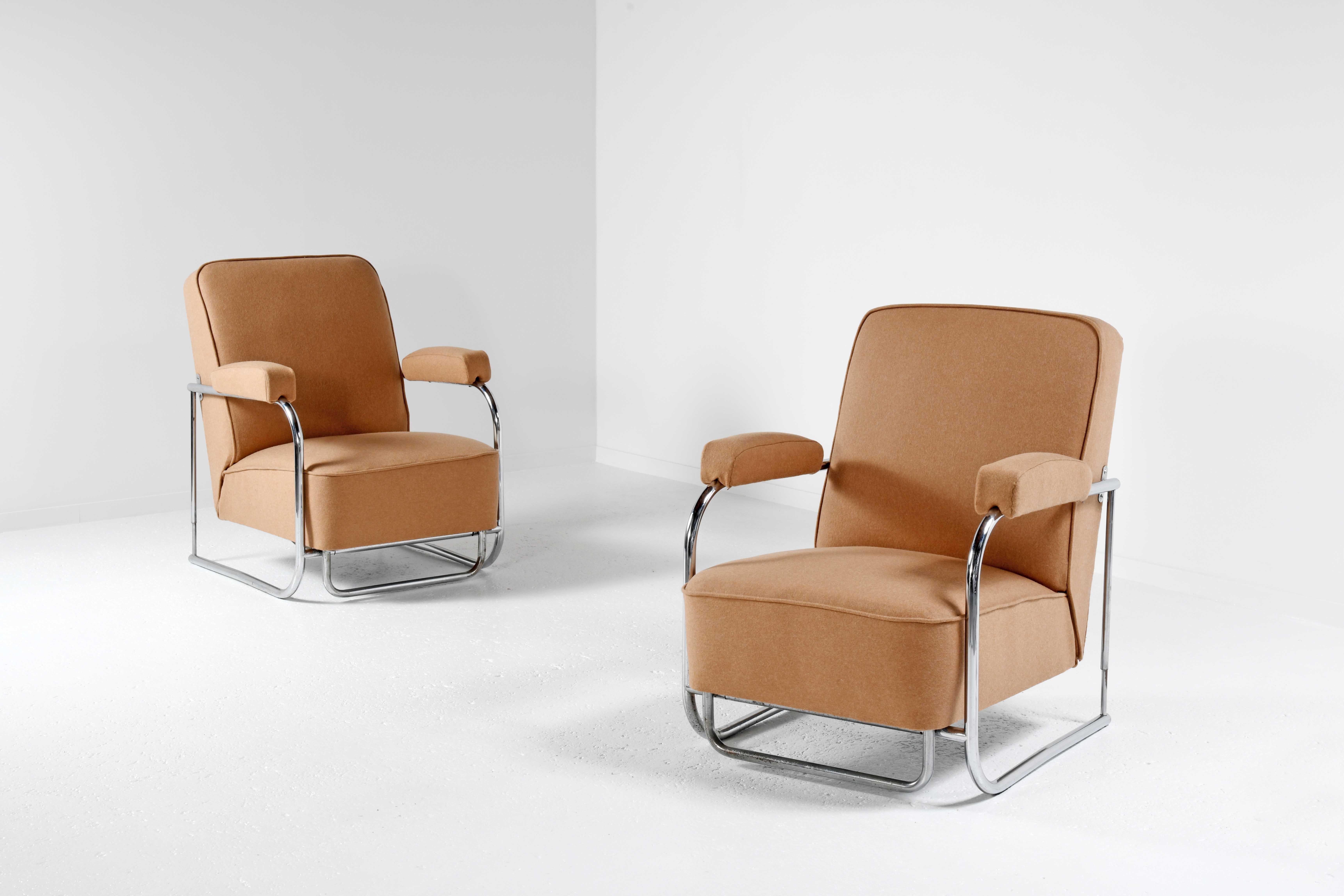 Pair of Art Deco armchairs that can be used as chaise longue. Chrome-plated metal tubing frame, spring-loaded 