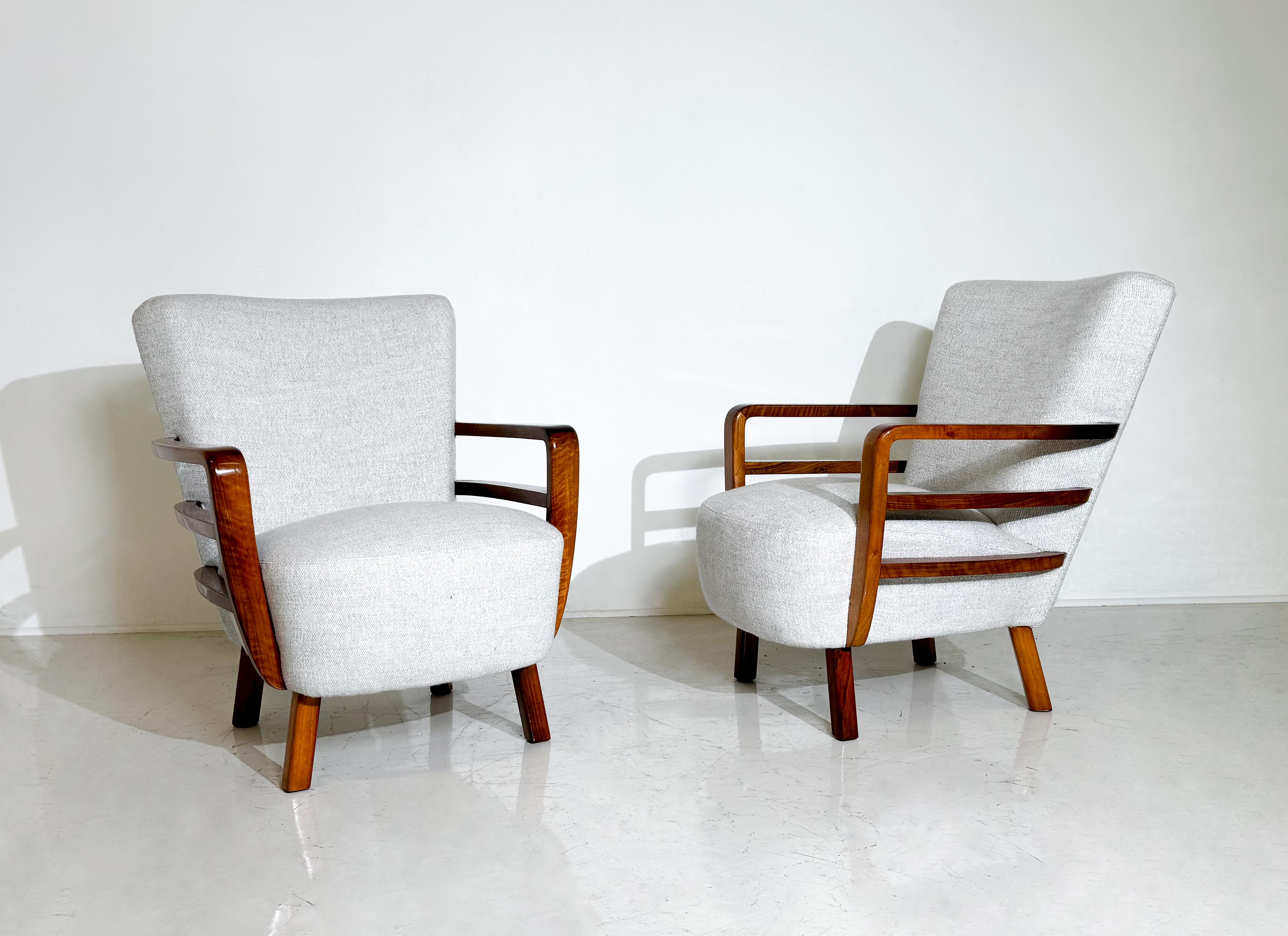 Pair of Art Deco Armchairs, Walnut, Hungary - New Upholstery In Good Condition For Sale In Brussels, BE