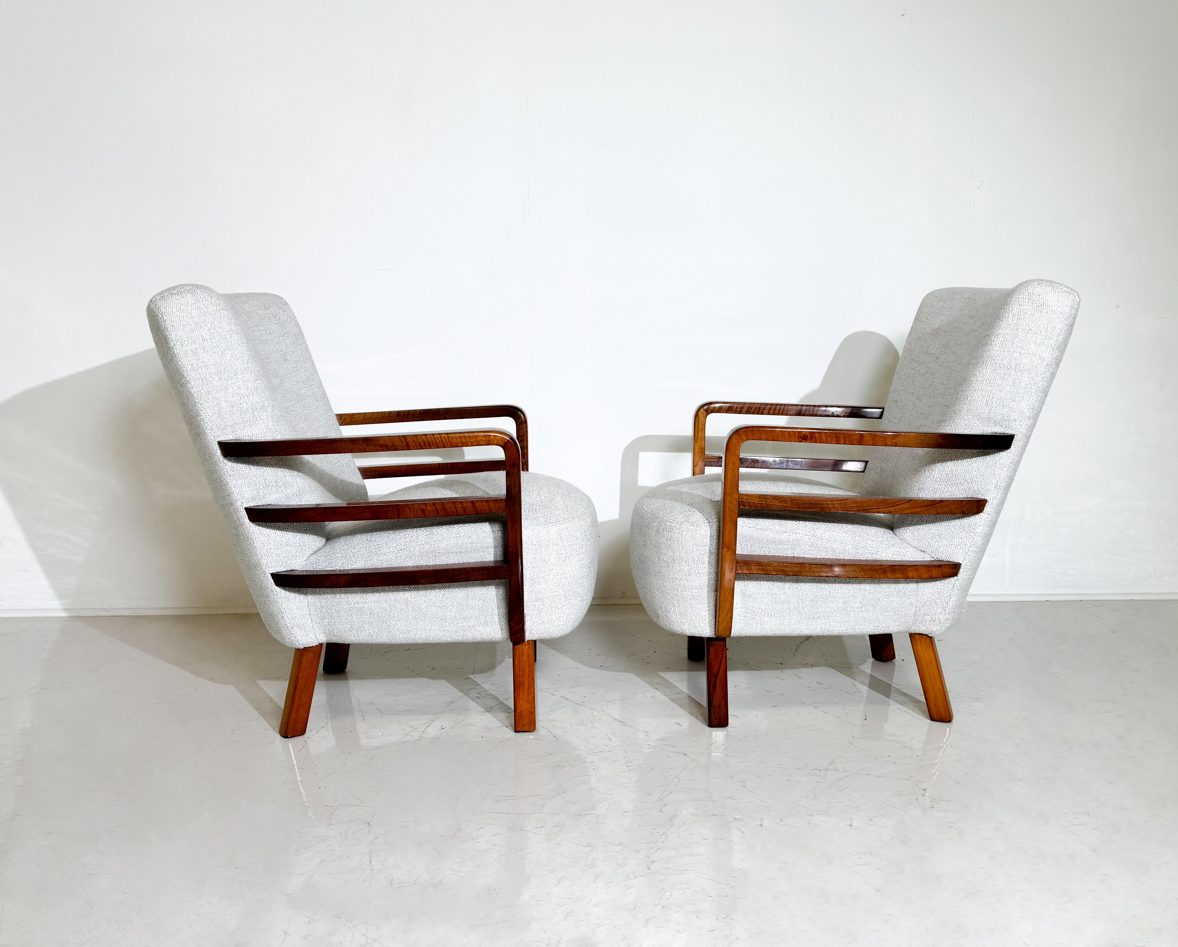 Paar Art-Déco-Sessel, Nussbaum, Ungarn, neu gepolstert – neue Polsterung (Stoff) im Angebot