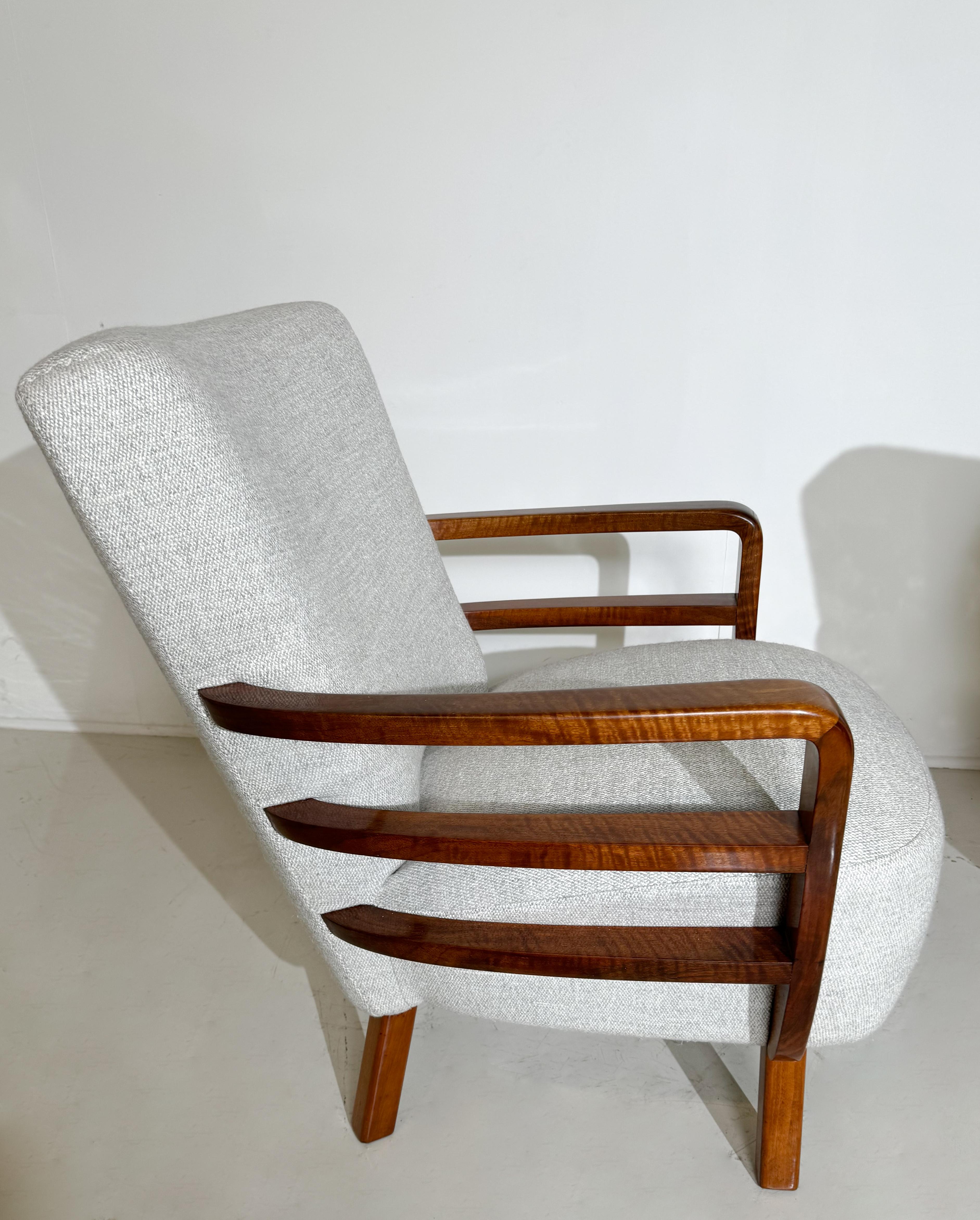 Paar Art-Déco-Sessel, Nussbaum, Ungarn, neu gepolstert – neue Polsterung im Angebot 4