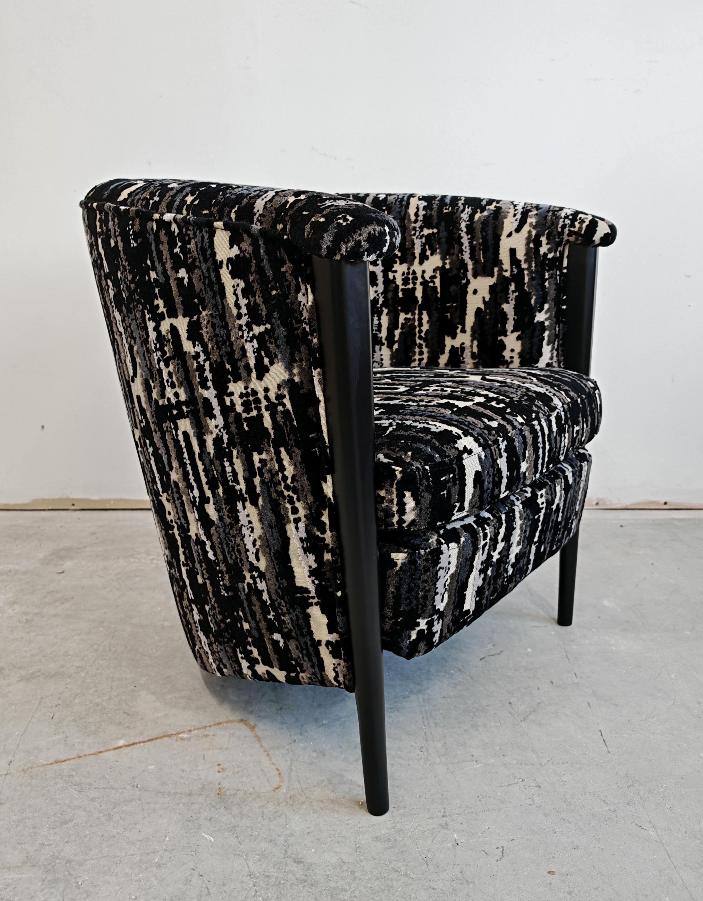 Coppia di poltrone Art Deco dalla forma unica e con un bellissimo tessuto strutturato in vendita 5