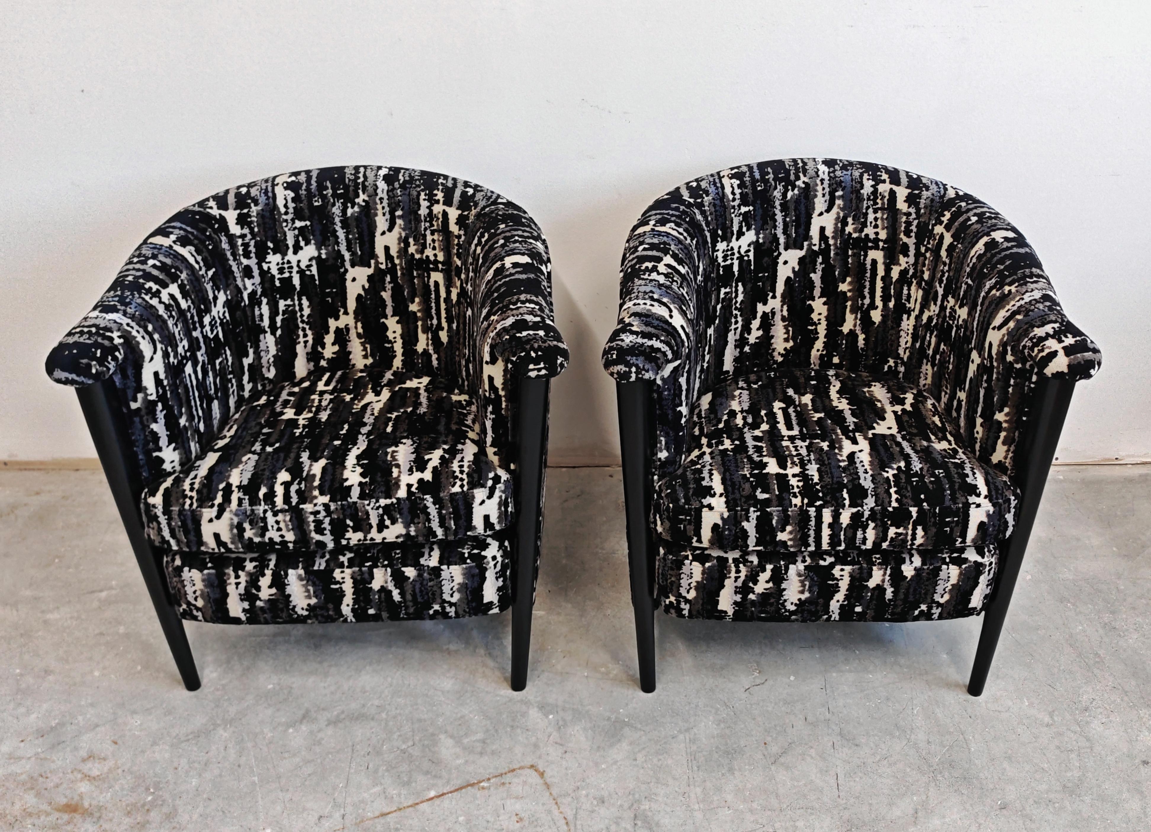 In questo annuncio troverai una coppia di poltrone Art Déco a forma di botte. Sono caratterizzati da un'esclusiva forma conica che si restringe dall'alto verso il basso. Inoltre, le gambe anteriori sono in legno a vista, il che rende queste poltrone