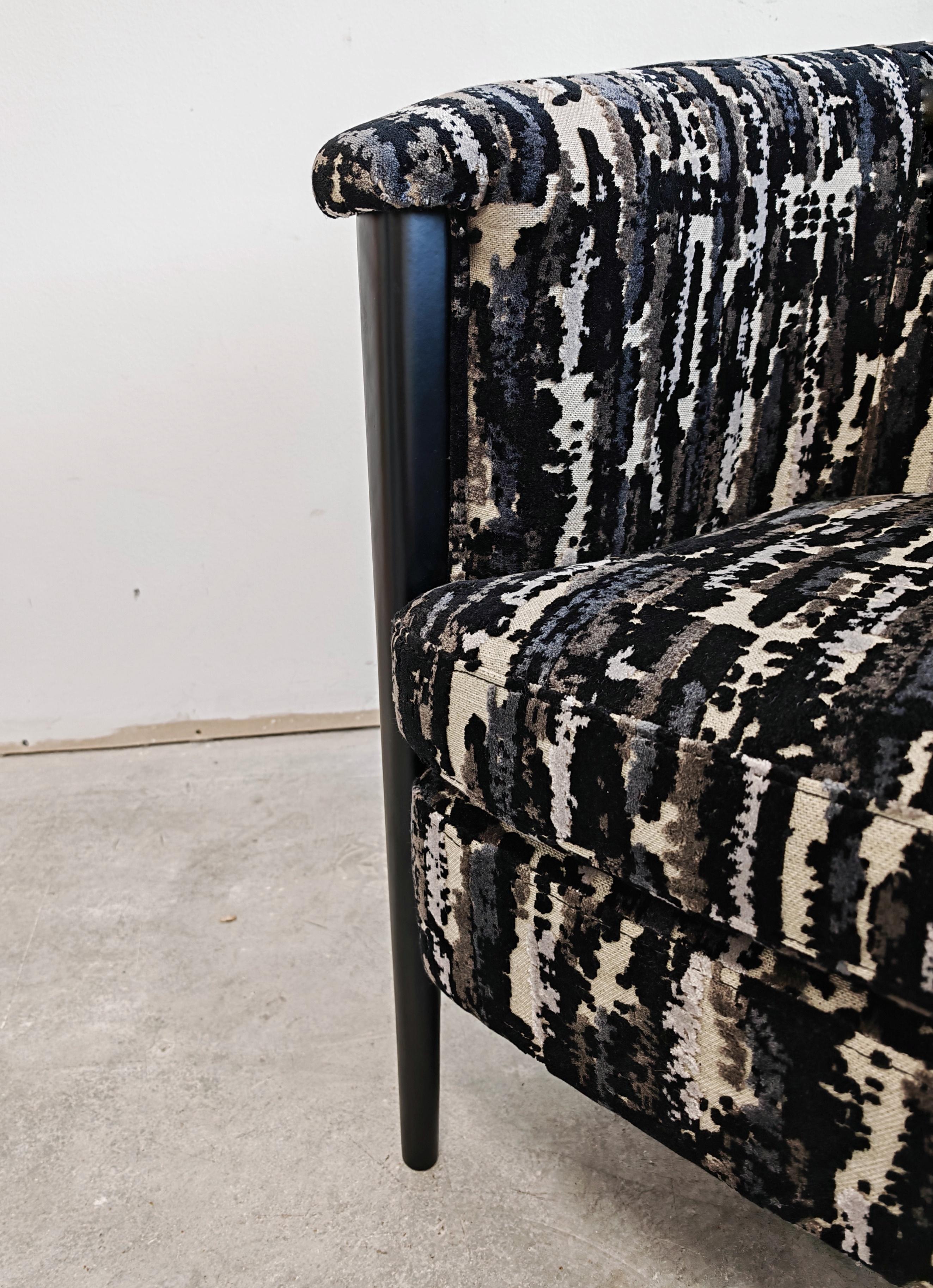 Art Déco Coppia di poltrone Art Deco dalla forma unica e con un bellissimo tessuto strutturato in vendita