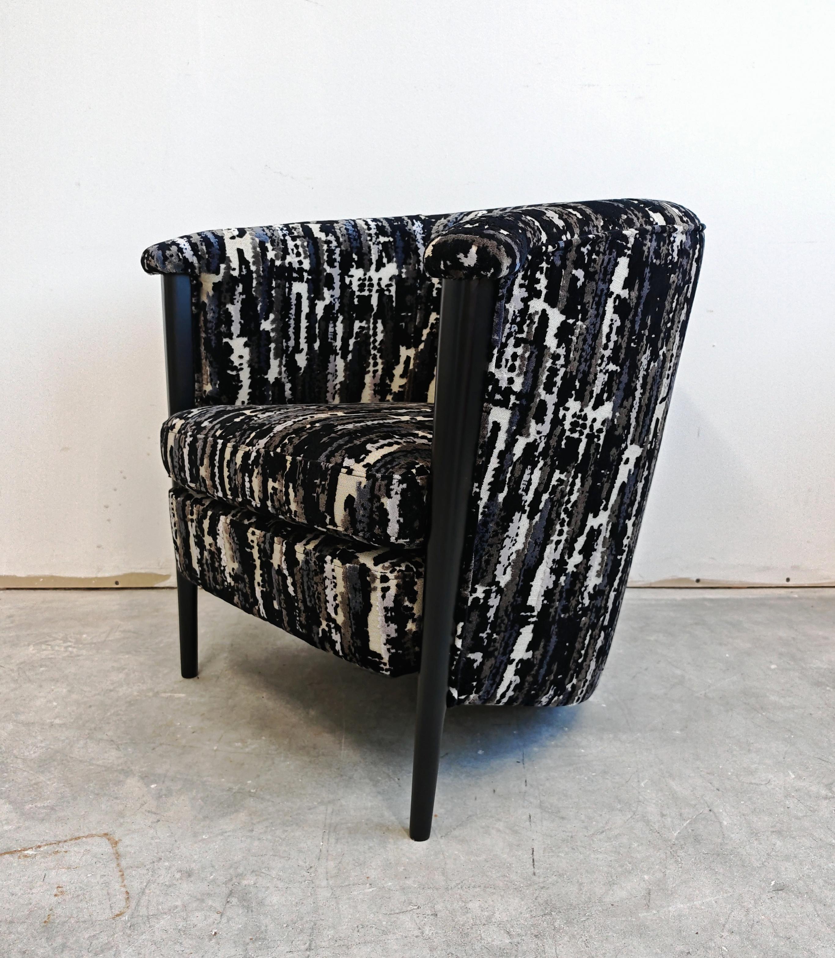 Tessuto Coppia di poltrone Art Deco dalla forma unica e con un bellissimo tessuto strutturato in vendita