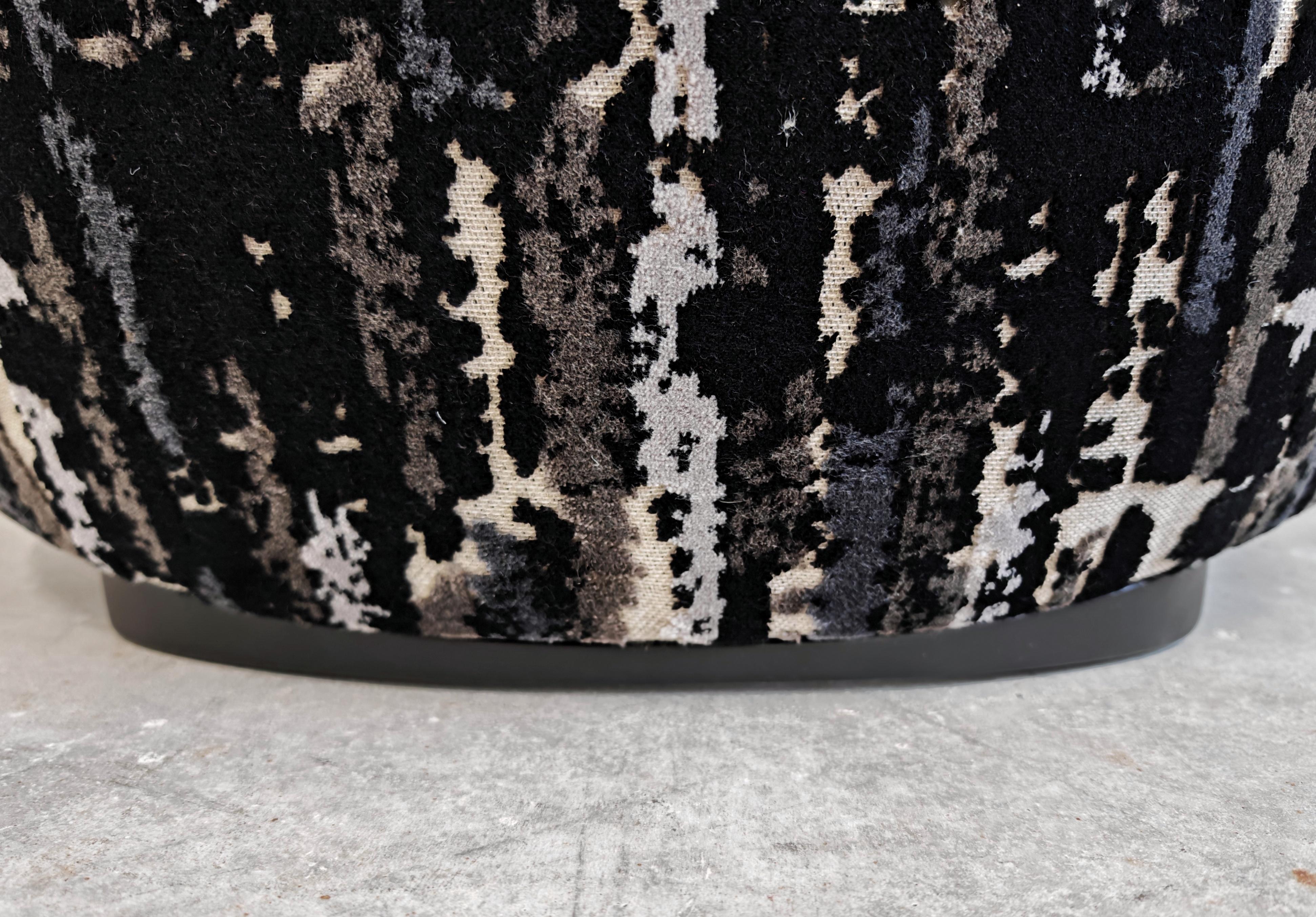 Coppia di poltrone Art Deco dalla forma unica e con un bellissimo tessuto strutturato in vendita 2