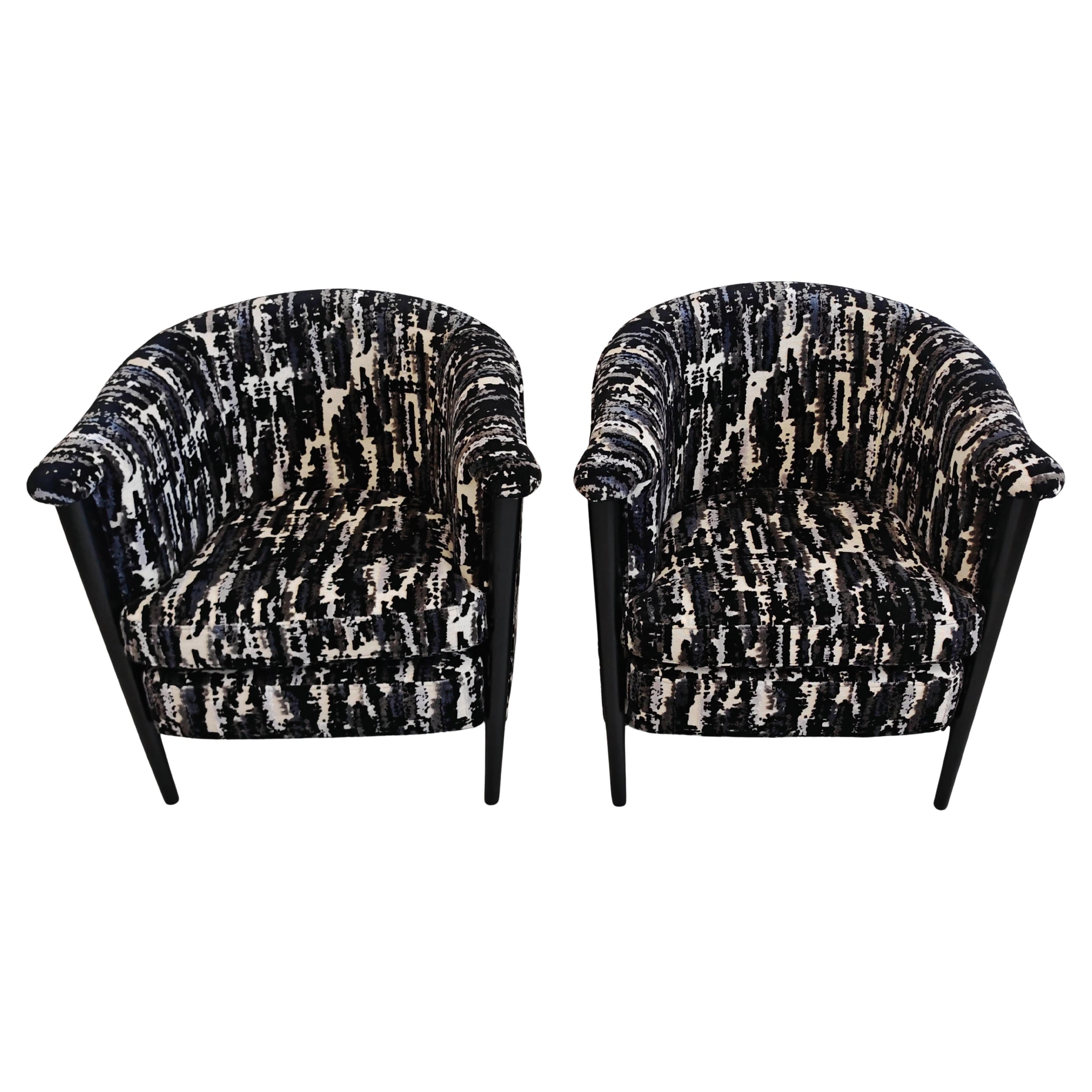 Coppia di poltrone Art Deco dalla forma unica e con un bellissimo tessuto strutturato in vendita