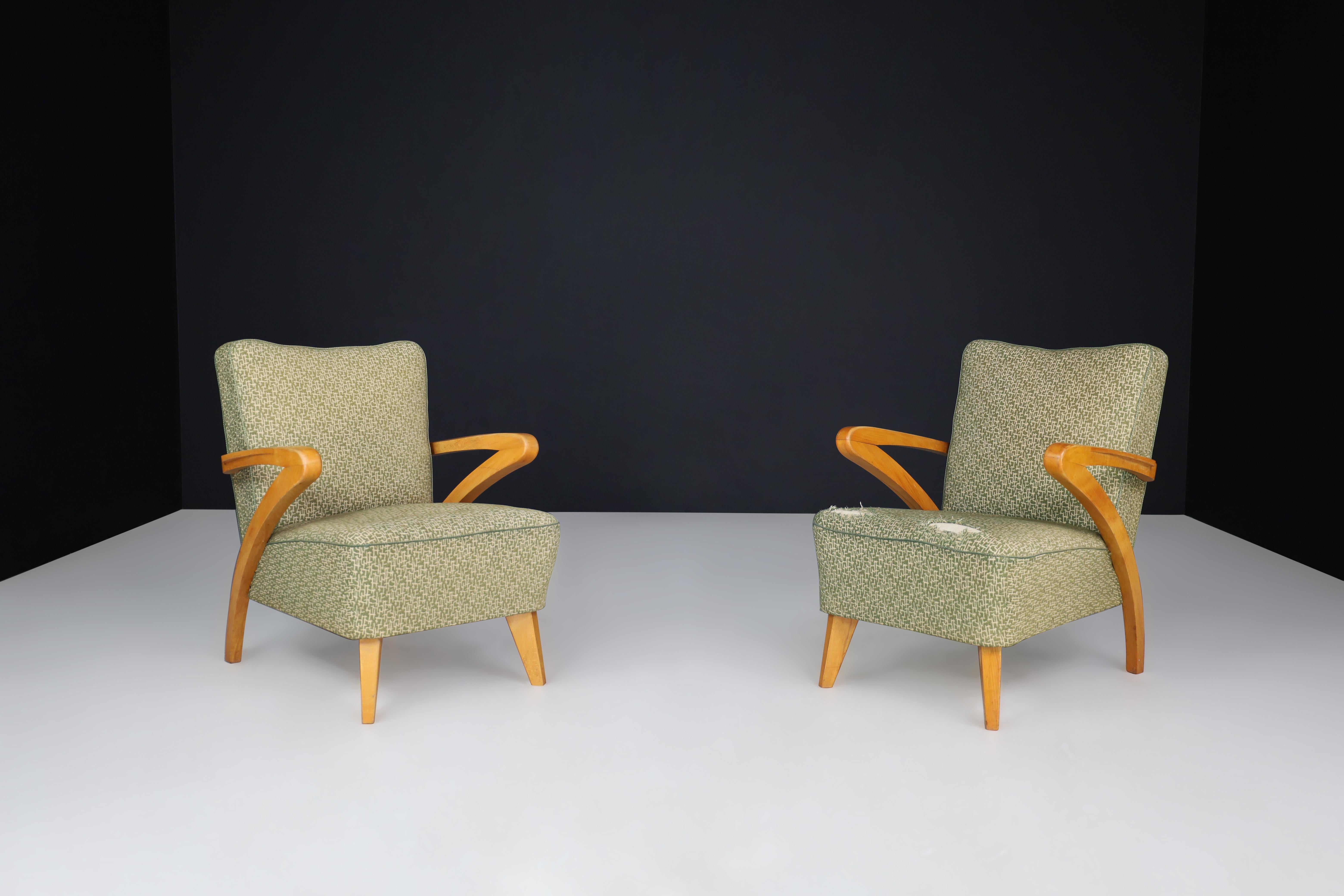 Pair of Art Deco Armchairs with Original Upholstery, Prague, 1930s

This striking pair of Art Deco armchairs was crafted in Prague during the 1930s and embodies the refined elegance and geometric sophistication characteristic of the era. With