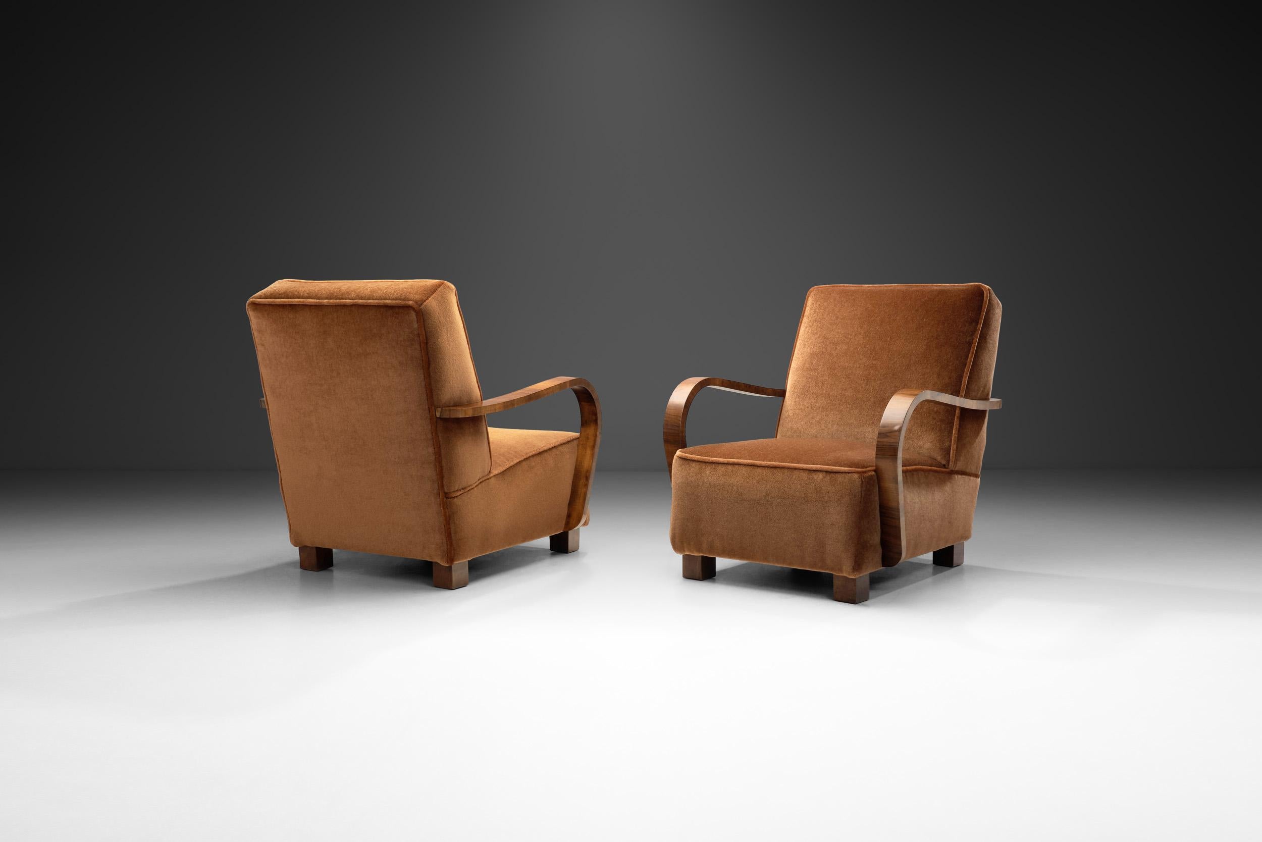Européen Paire de fauteuils Art déco à accoudoirs arrondis, Europe, XXe siècle en vente