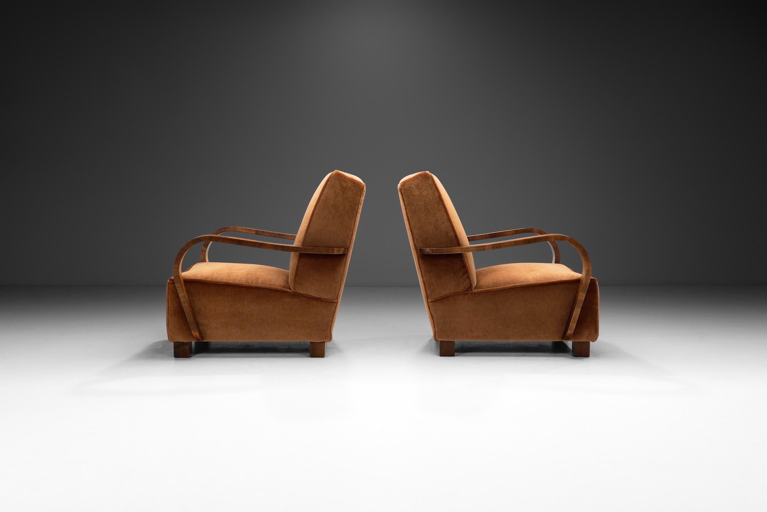 20ième siècle Paire de fauteuils Art déco à accoudoirs arrondis, Europe, XXe siècle en vente