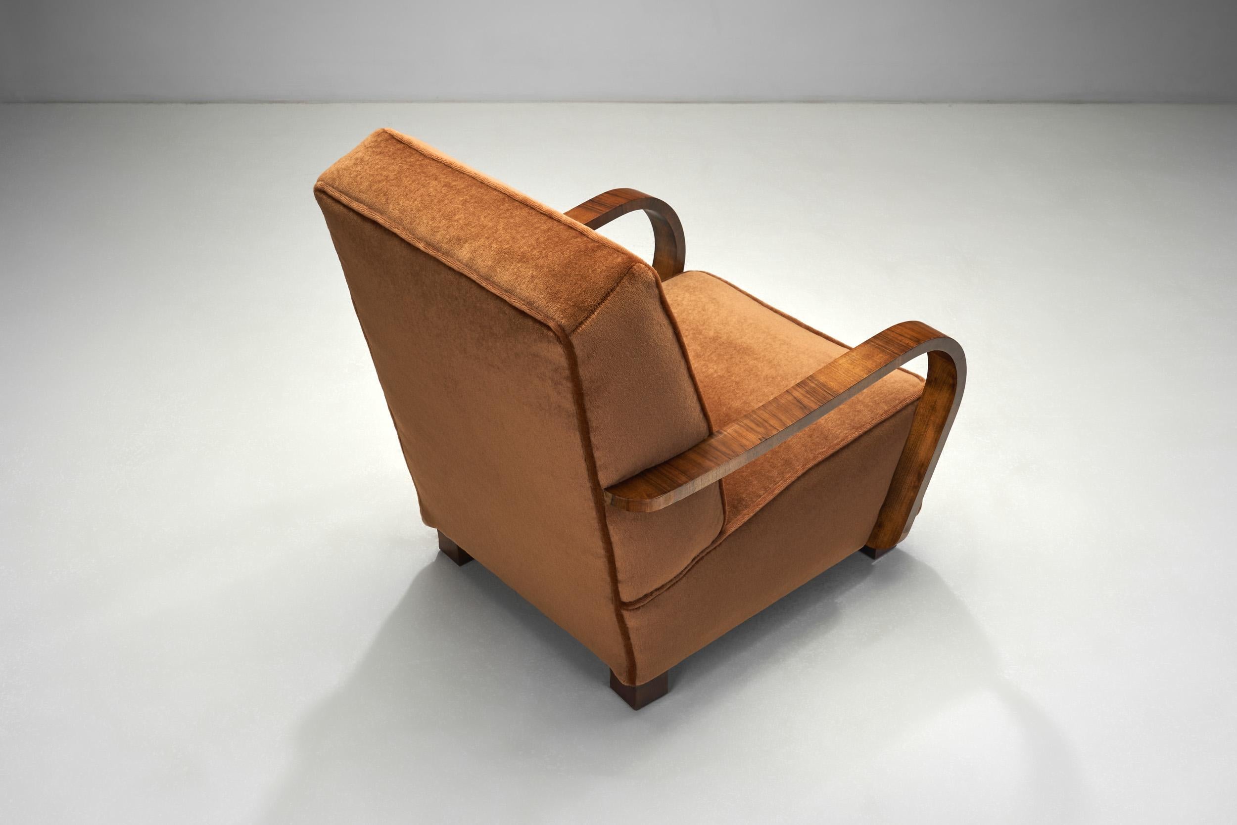 Tissu Paire de fauteuils Art déco à accoudoirs arrondis, Europe, XXe siècle en vente