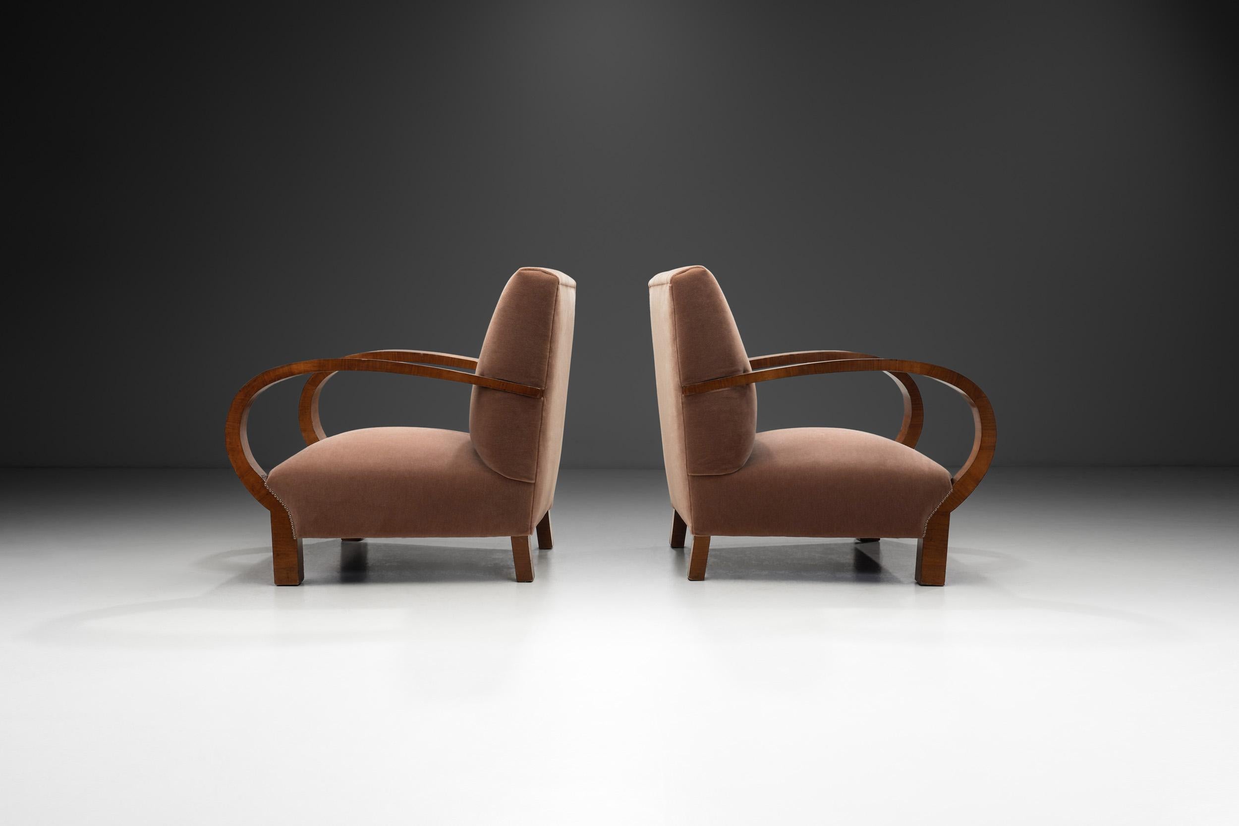 Metà XX secolo Coppia di poltrone Art Déco con impiallacciatura in noce, Europa, circa 1930 in vendita