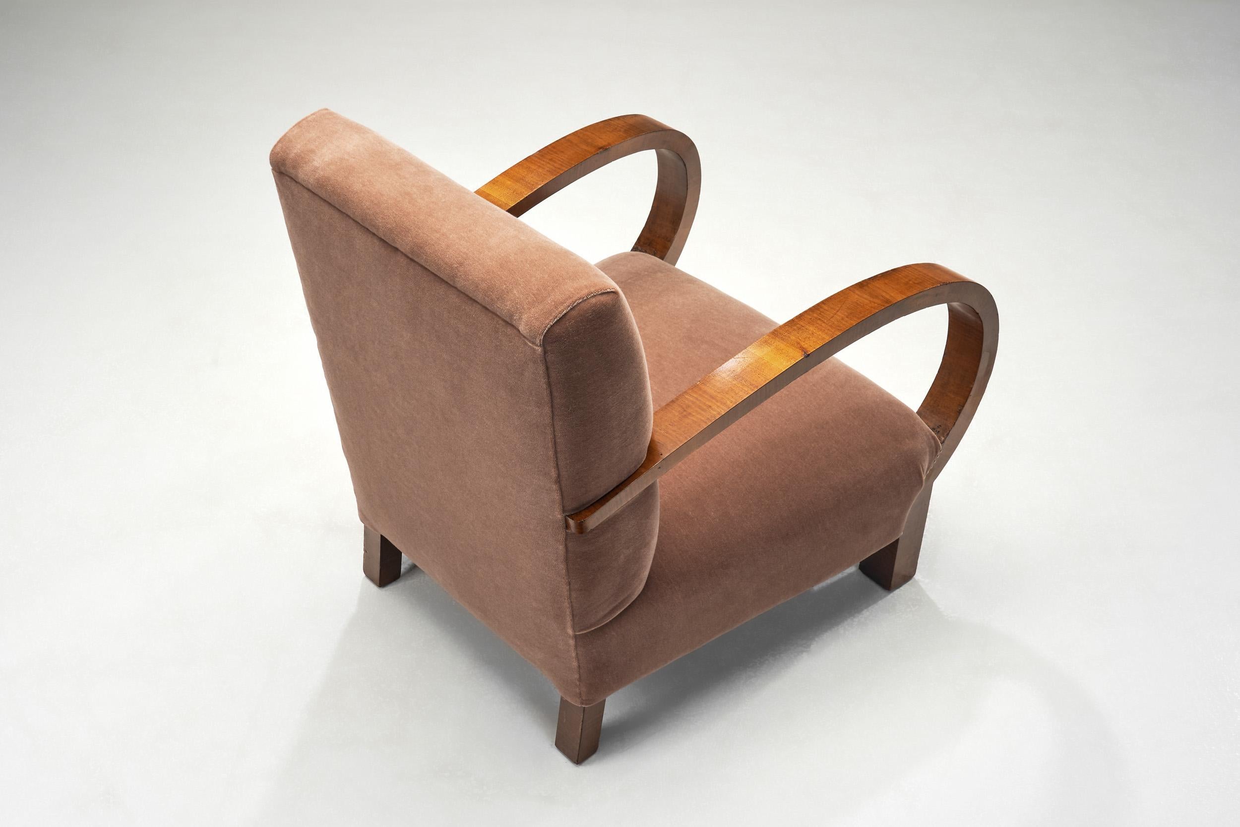 Metallo Coppia di poltrone Art Déco con impiallacciatura in noce, Europa, circa 1930 in vendita