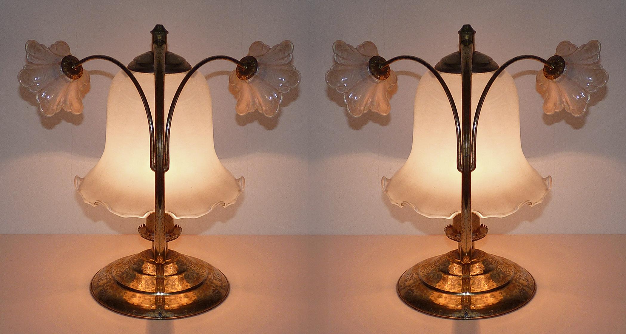Laiton Paire de lampes de bureau Art Déco et Art Nouveau en verre ambré avec fleurs dorées, vers 1930 en vente