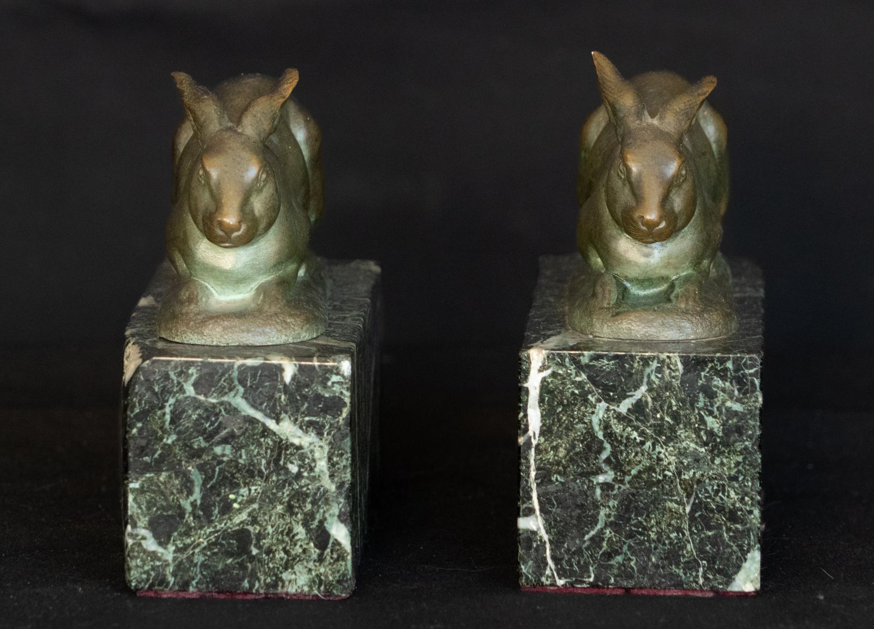 Art déco Paire de lapins autrichiens Art Déco en bronze signé R. Desset en vente