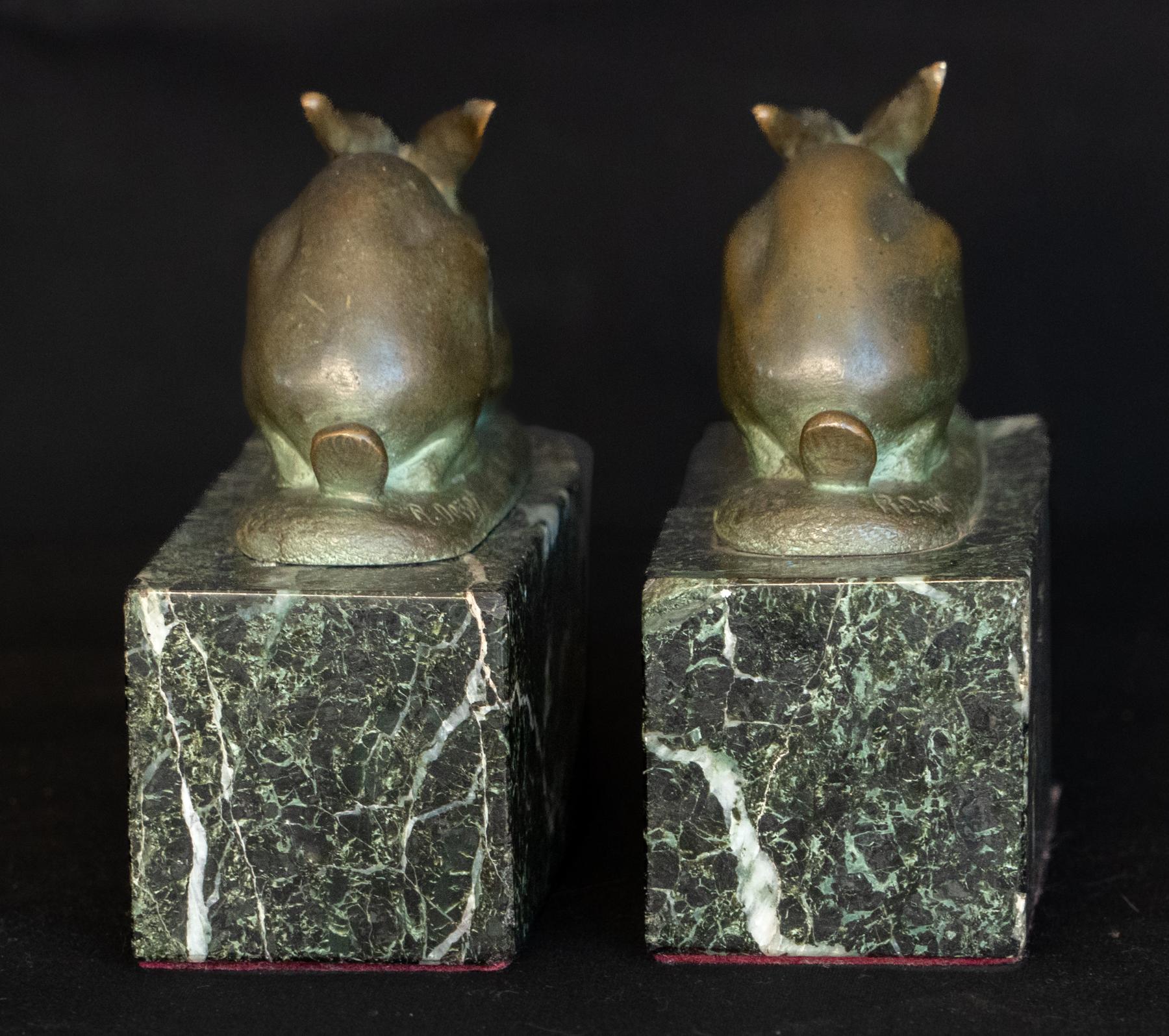 Autrichien Paire de lapins autrichiens Art Déco en bronze signé R. Desset en vente