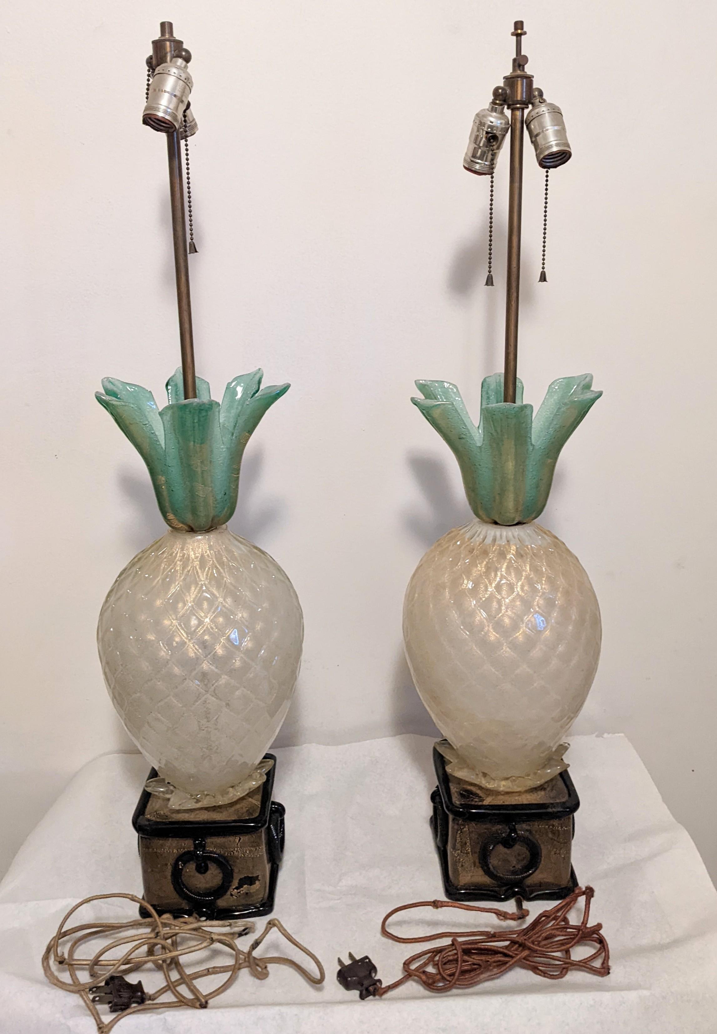 Une paire de belles et imposantes lampes Barovier Murano en forme d'ananas des années 1930. En état d'époque avec le câblage original et un pétale cassé. Le pétale a une cassure nette et peut être facilement recollé. La position de la feuille cassée
