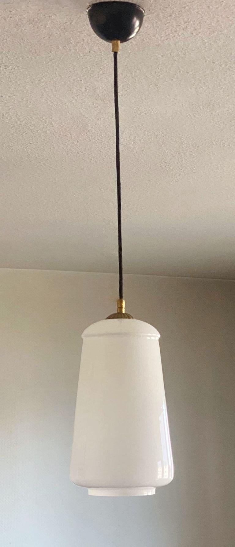 Paar Art-Déco-Pendelleuchten aus Opalglas im Bauhaus-Stil, 1930er Jahre (Art déco)