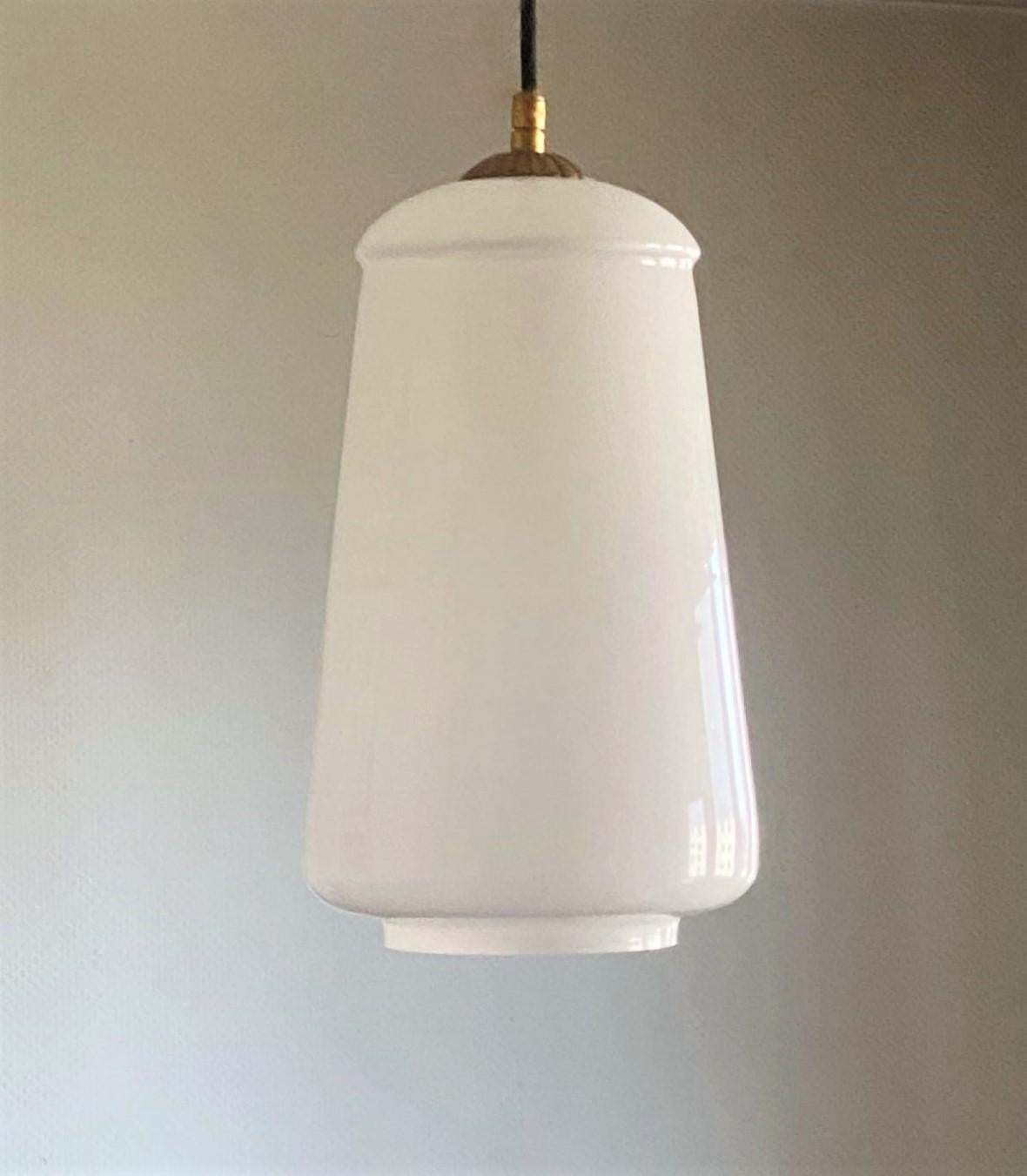 Paar Art-Déco-Pendelleuchten aus Opalglas im Bauhaus-Stil, 1930er Jahre im Zustand „Gut“ in Frankfurt am Main, DE