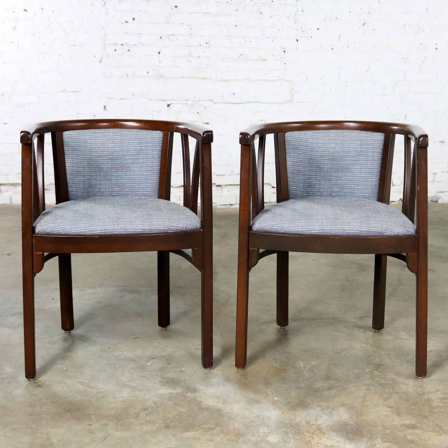 Belle paire de chaises latérales de bistrot de style Bauhaus ou Art Déco avec dossier plat et accoudoirs par Loewenstein-Oggo. Ils sont dans un merveilleux état vintage. Le tissu bleu-gris est en excellent état. Le cadre en bois est en très bon