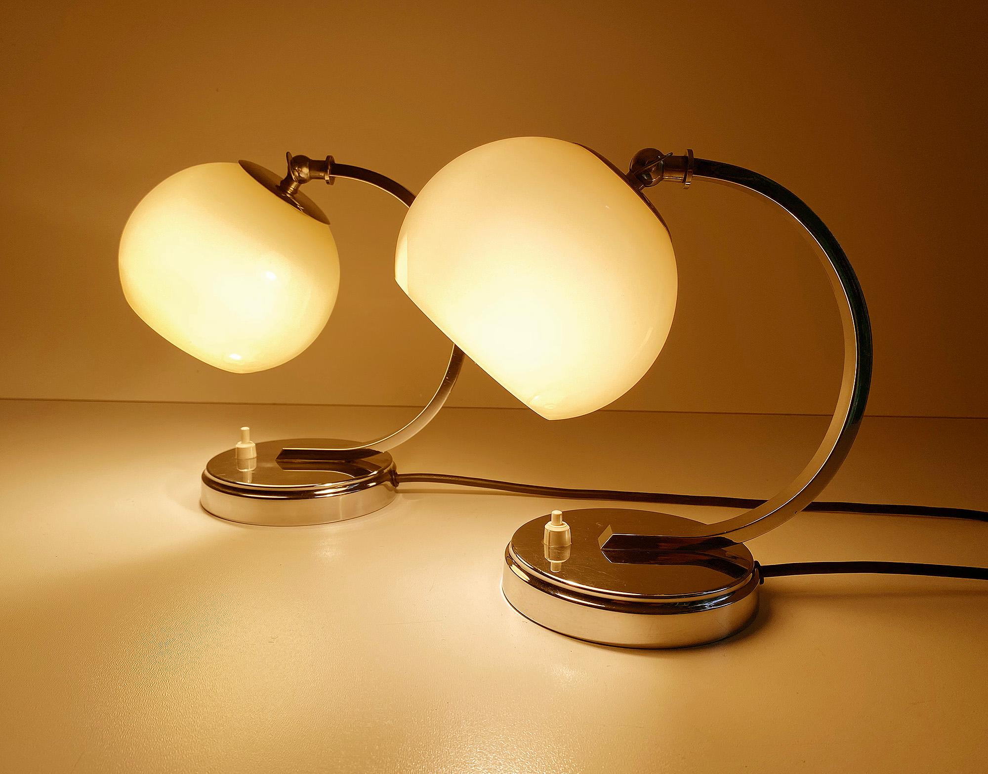 European  Pair of Art Deco Bauhaus Table Lamps Lights, Chrome Opaline  Glass, 1930s  For Sale