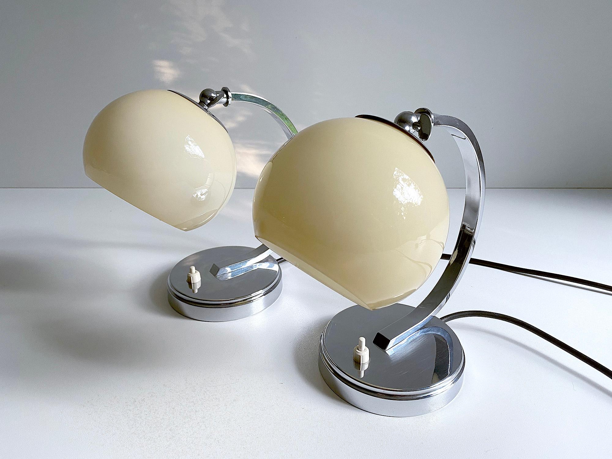  Pair of Art Deco Bauhaus Table Lamps Lights, Chrome Opaline  Glass, 1930s  In Good Condition For Sale In Bremen, DE