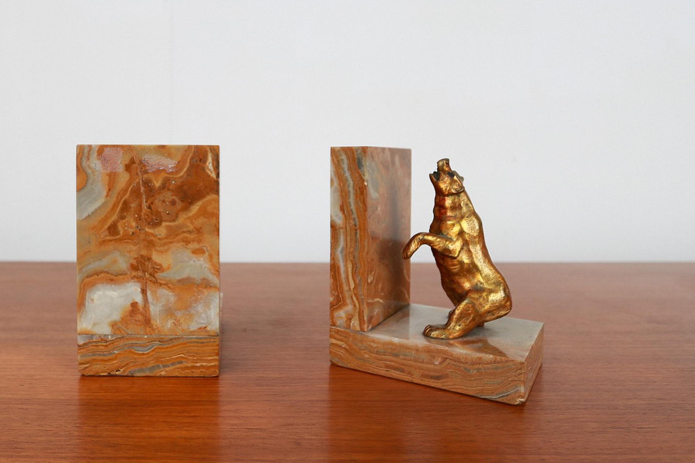 Pair of Art Deco bear bookends in marble and brass, France 1930s In Good Condition For Sale In Meulebeke, BE