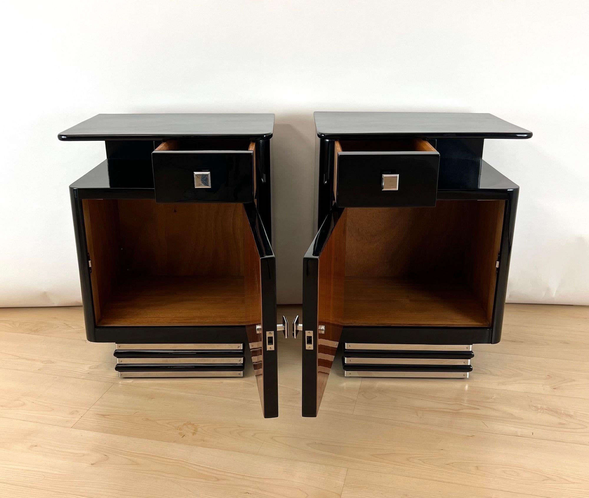 Francese Coppia di comodini Art Deco, lacca nera, cromo, Francia 1930 circa in vendita