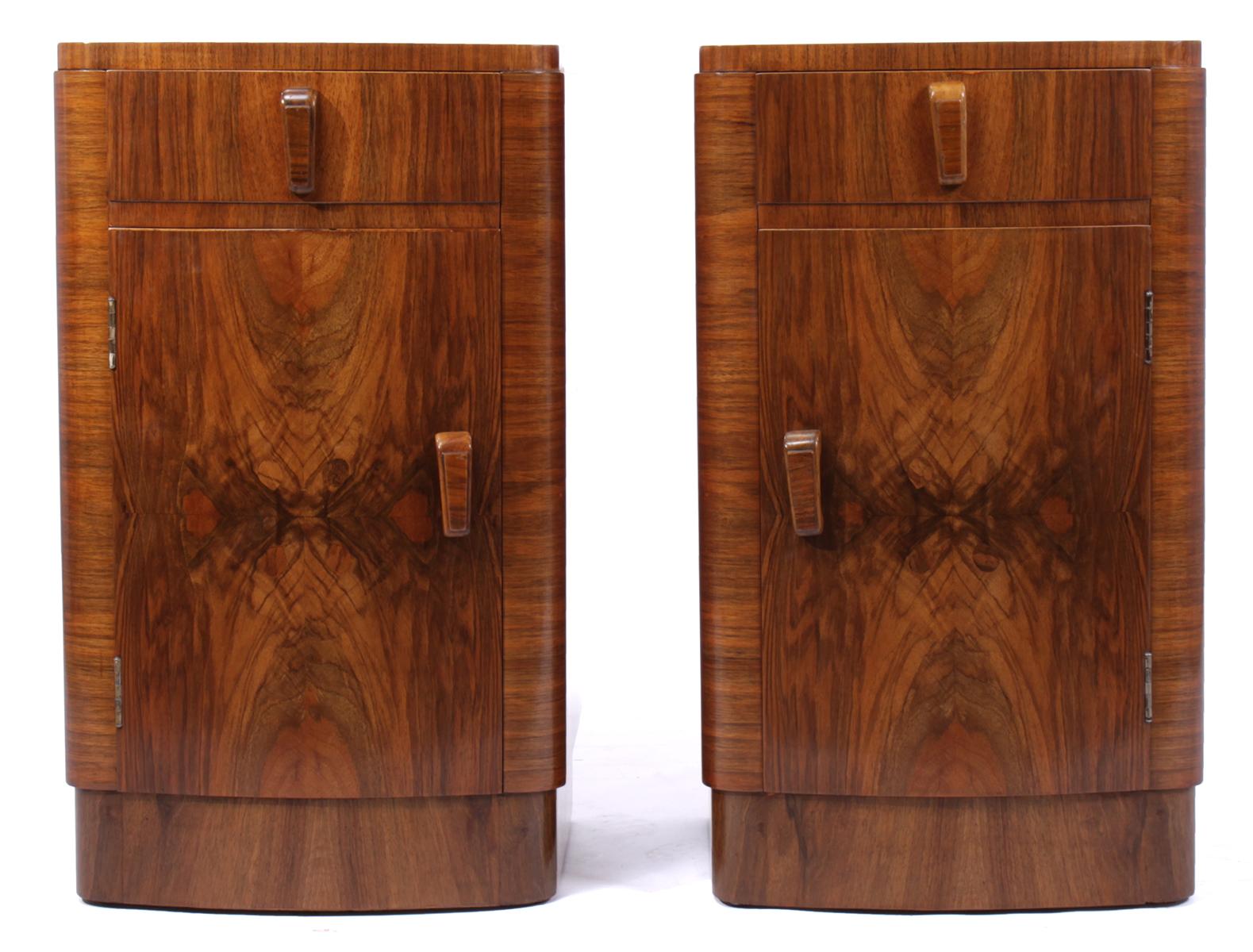 Pair of Art Deco bedside cabinets
An opposite pair of art deco walnut side cabinets with bow front, single drawer with door below fully restored and hand polished and in excellent condition throughout

Age: 1930

Style: Art Deco

Material: