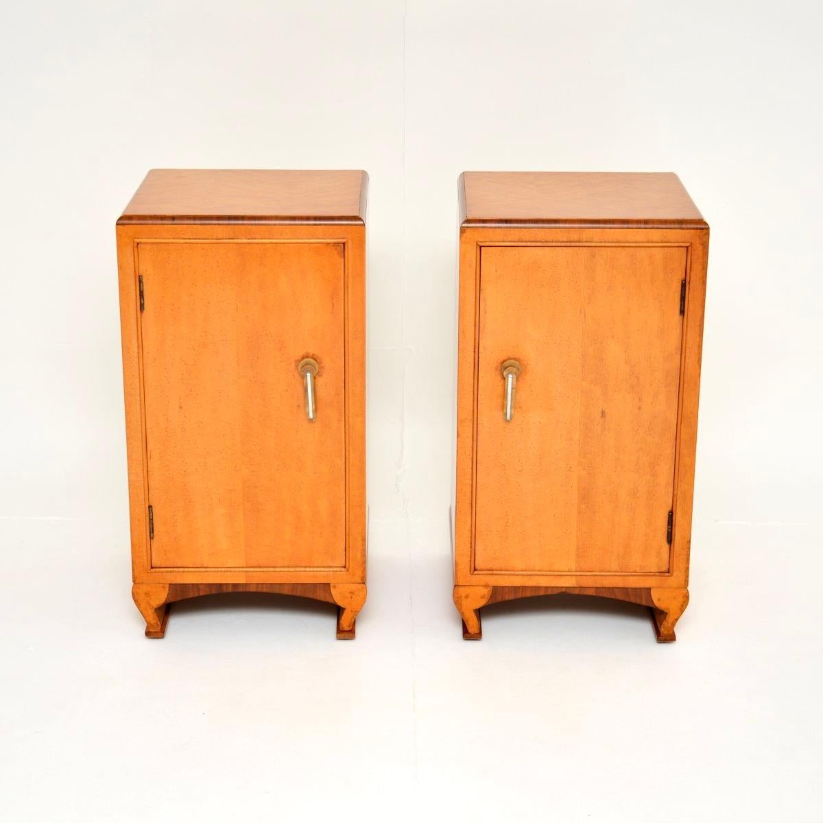Una splendida coppia di comodini Art Déco in acero e noce. Sono stati prodotti in Inghilterra e risalgono agli anni '30.

Sono realizzati in modo splendido e di qualità eccellente. L'acero birds eye ha una splendida tonalità di colore biondo con