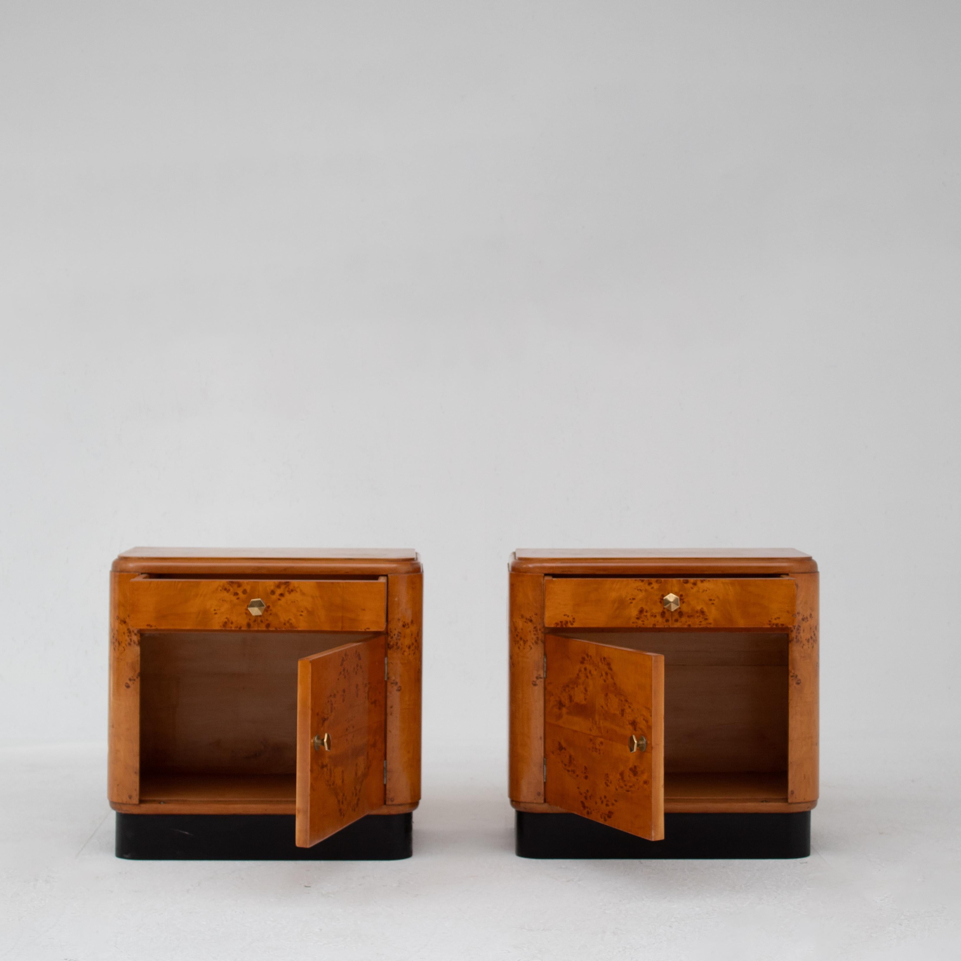 Italiano Coppia di comodini Art Déco in legno di radica in vendita