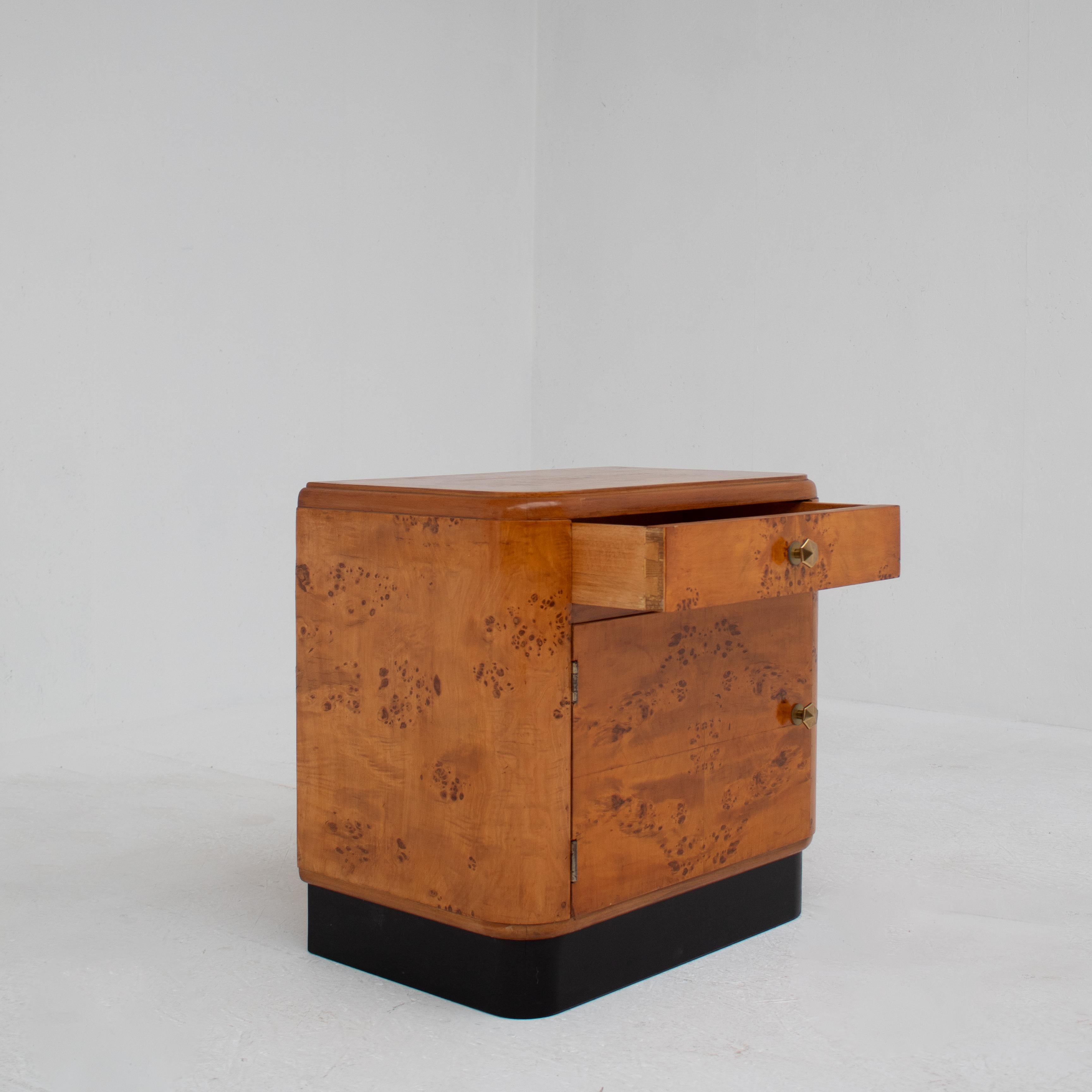 Coppia di comodini Art Déco in legno di radica In condizioni buone in vendita a Antwerpen, BE