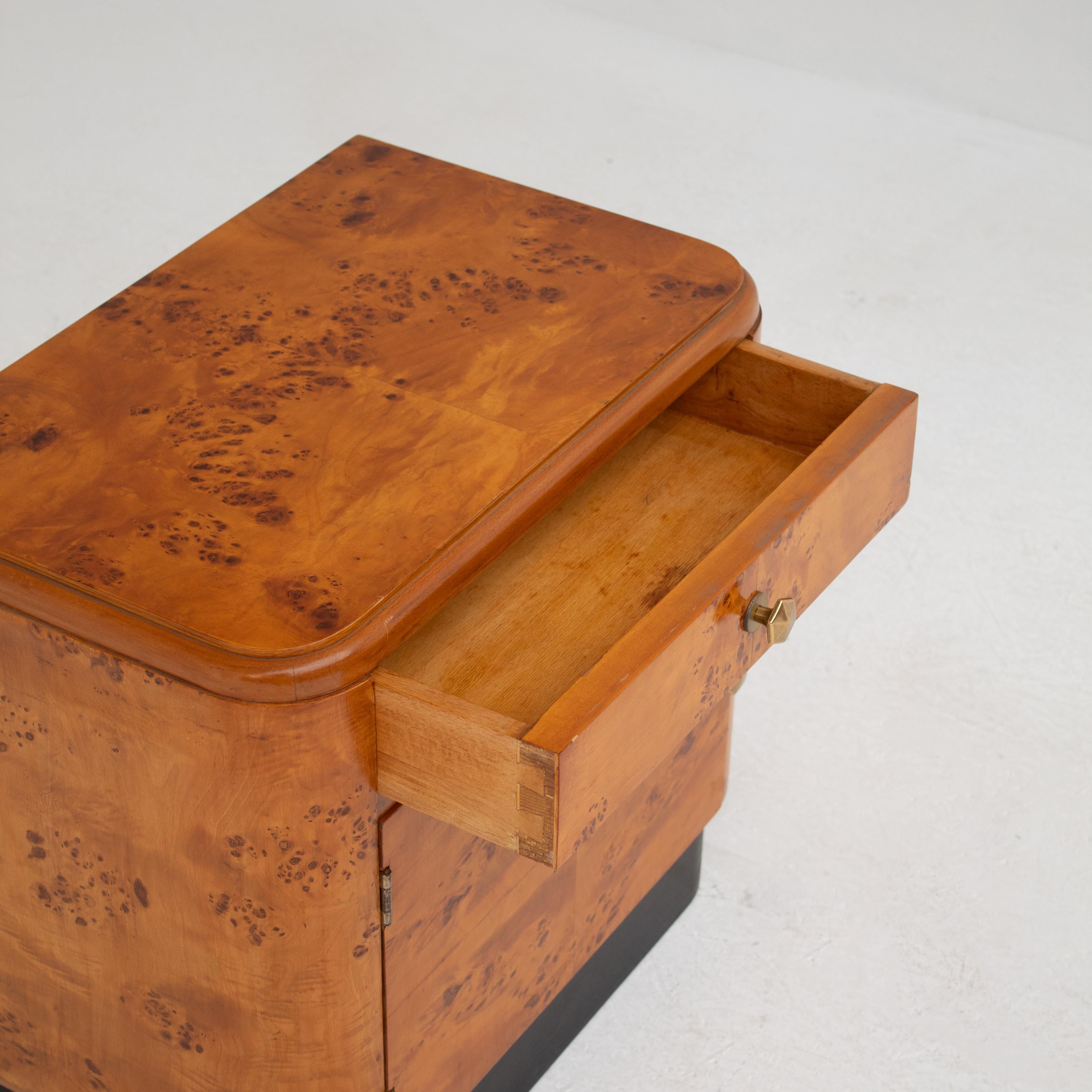 Metà XX secolo Coppia di comodini Art Déco in legno di radica in vendita