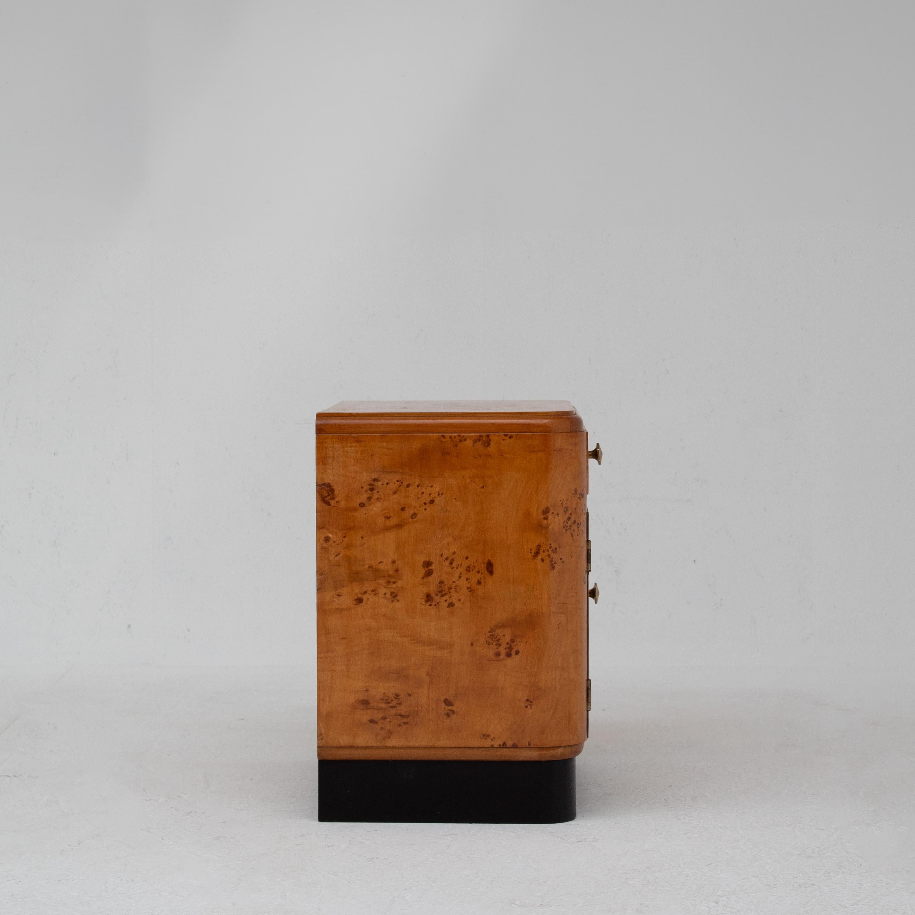 Coppia di comodini Art Déco in legno di radica in vendita 1