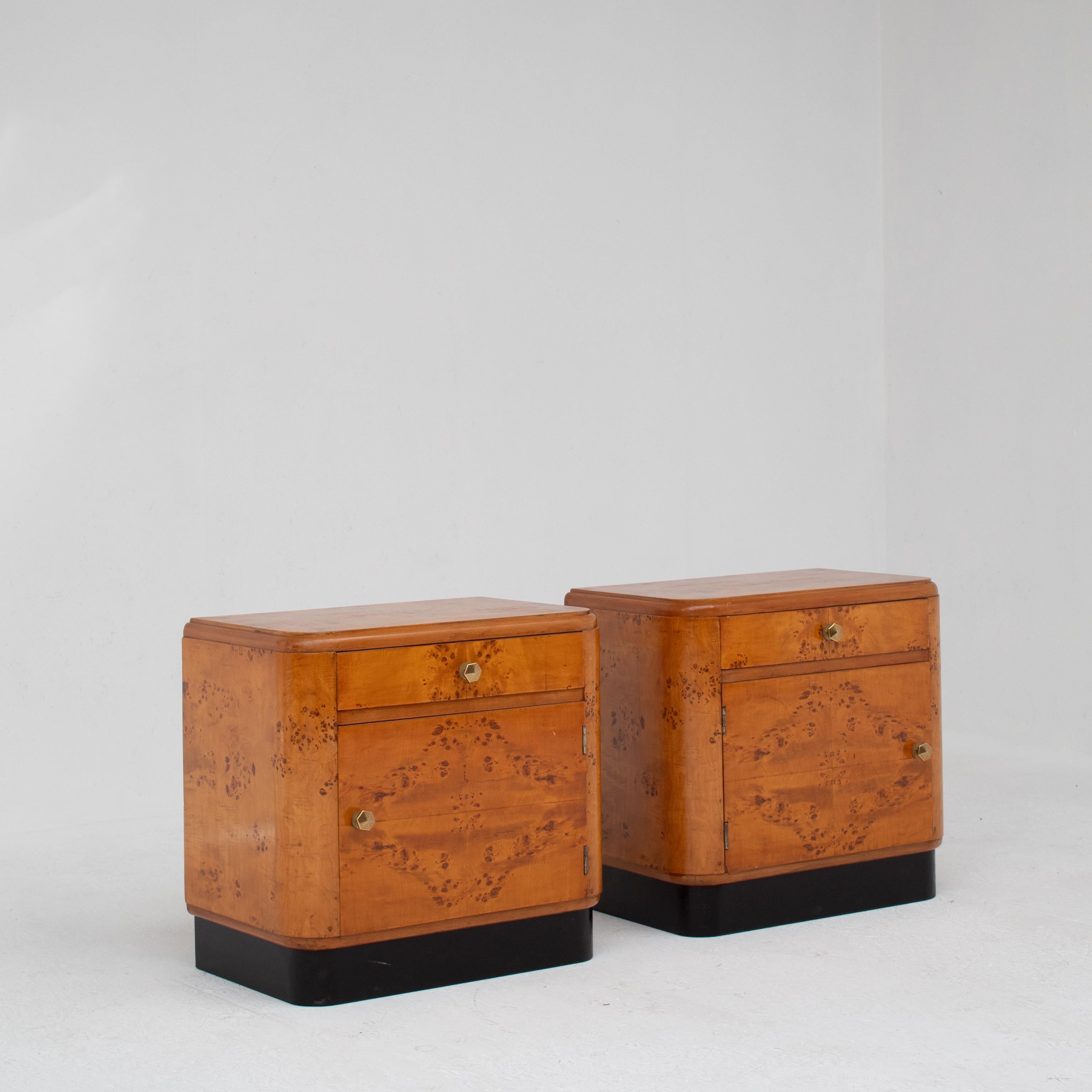 Coppia di comodini Art Déco in legno di radica in vendita 3
