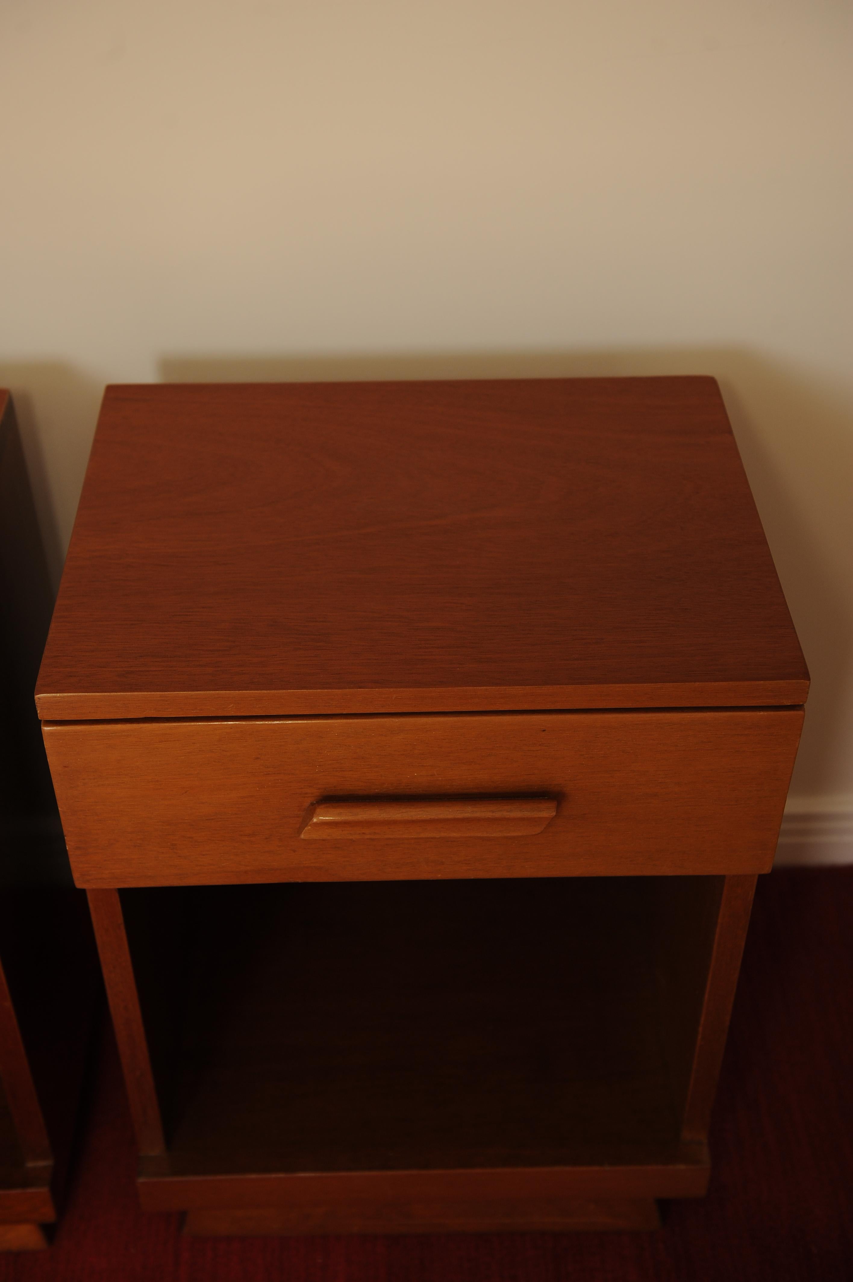 Pair of Art Deco Bedside Cabinets/Side Tables with Fitted Drawer over Open Shelf In Good Condition For Sale In High Wycombe, Buckinghamshire