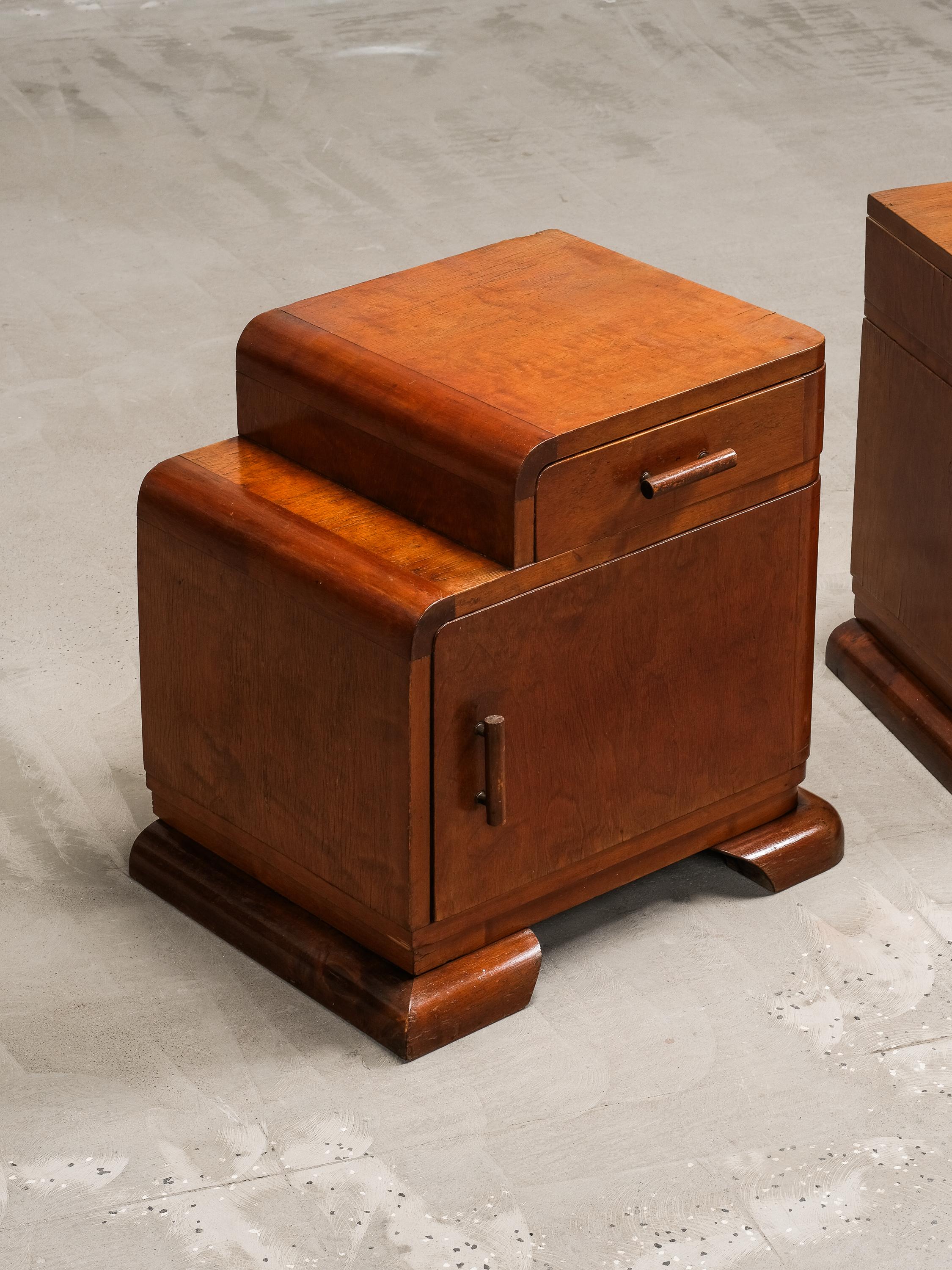 Paire de tables de chevet Art déco, années 1930 Bon état - En vente à Karis, Nyland