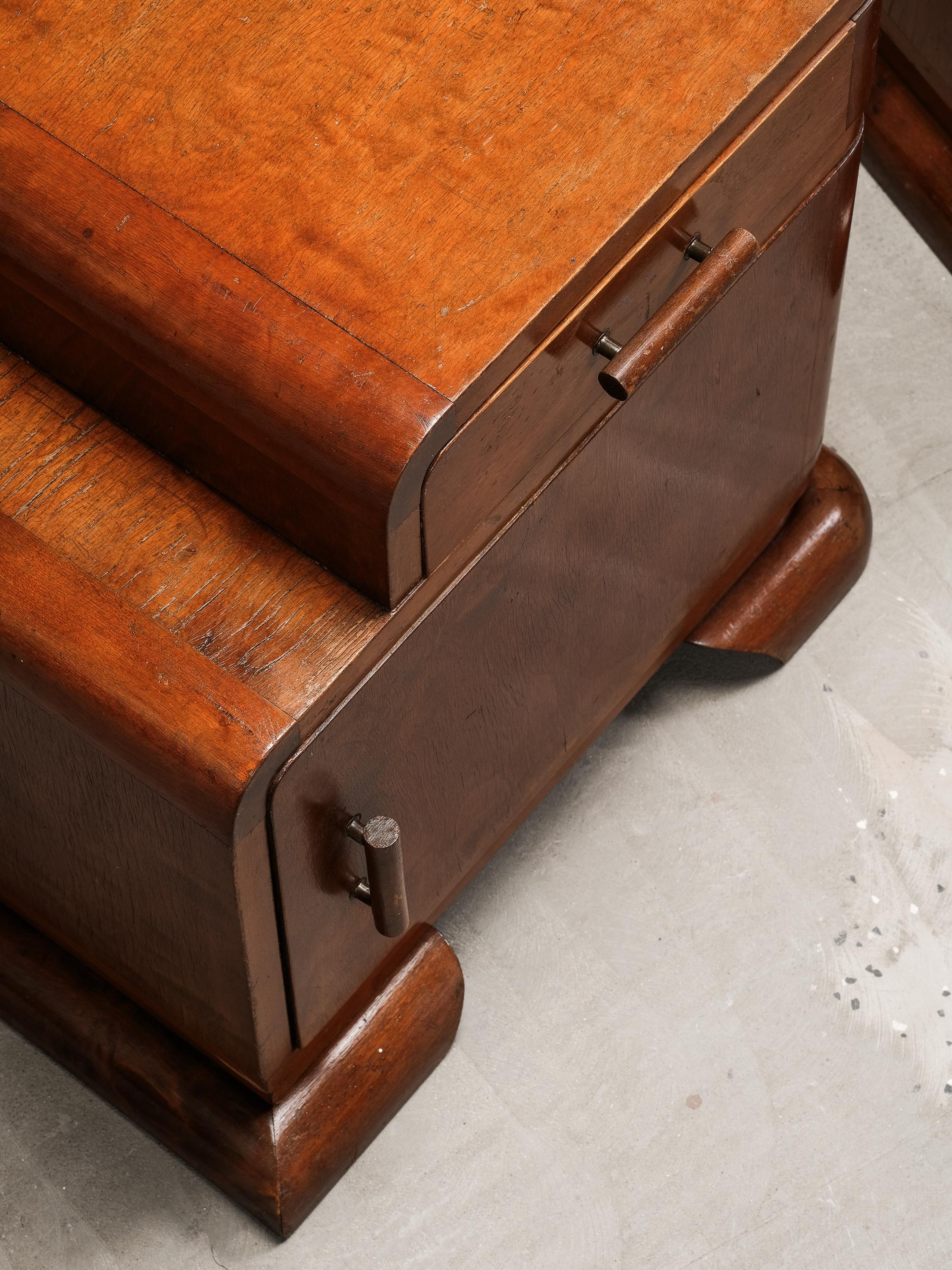 Milieu du XXe siècle Paire de tables de chevet Art déco, années 1930 en vente