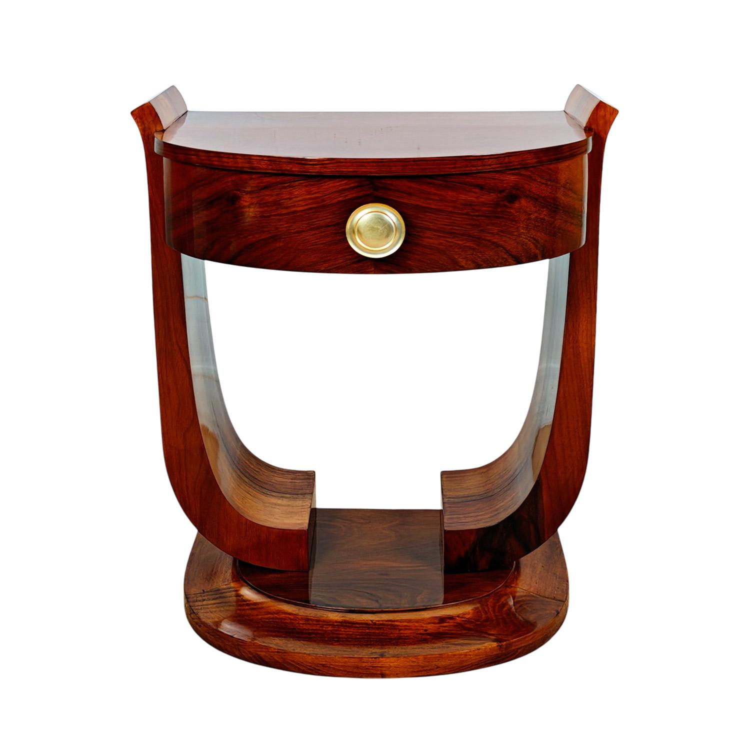 Pair of Art Deco “tulip” bedside tables, solid walnut and walnut veneer, gilt brass handles. French polish.

France circa 1930

Dimensions
cm 47,5 x 28,5/30,5 (with handle) x 57/53,5 (top)
inches 18.70 x 11.22/12.00 (with handle) x 22.44/21.06 (top)