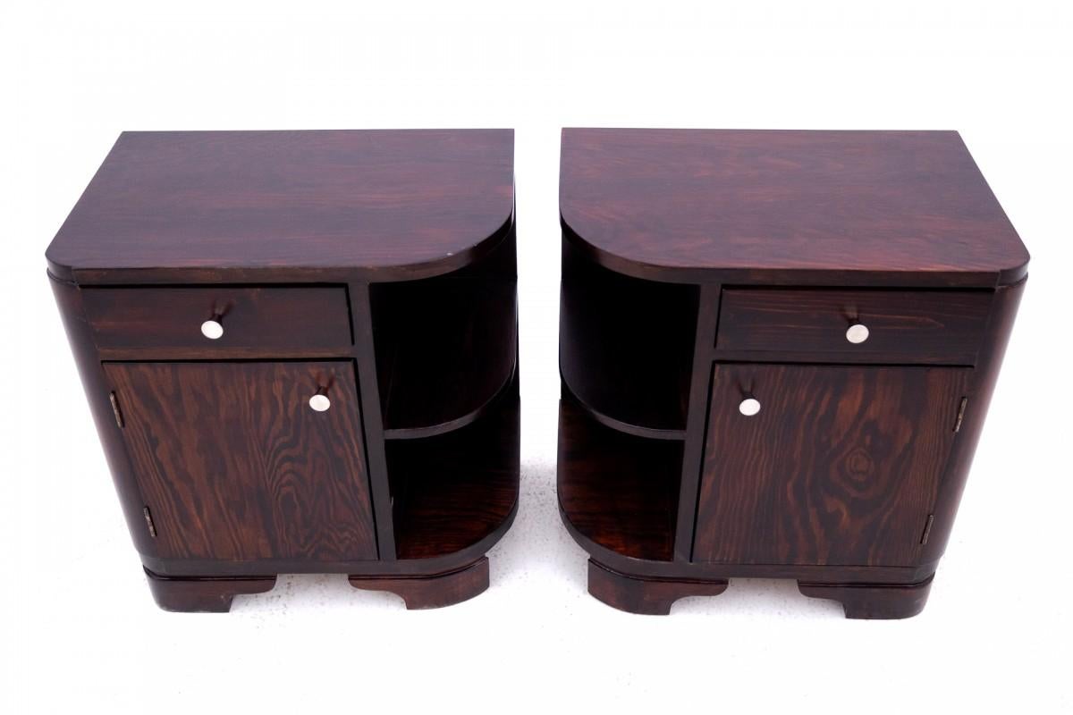 Tables de chevet Art déco du milieu du XXe siècle, Pologne.

Meubles en très bon état, après une rénovation professionnelle.

Dimensions : hauteur 61 cm / largeur 55 cm / profondeur 36 cm