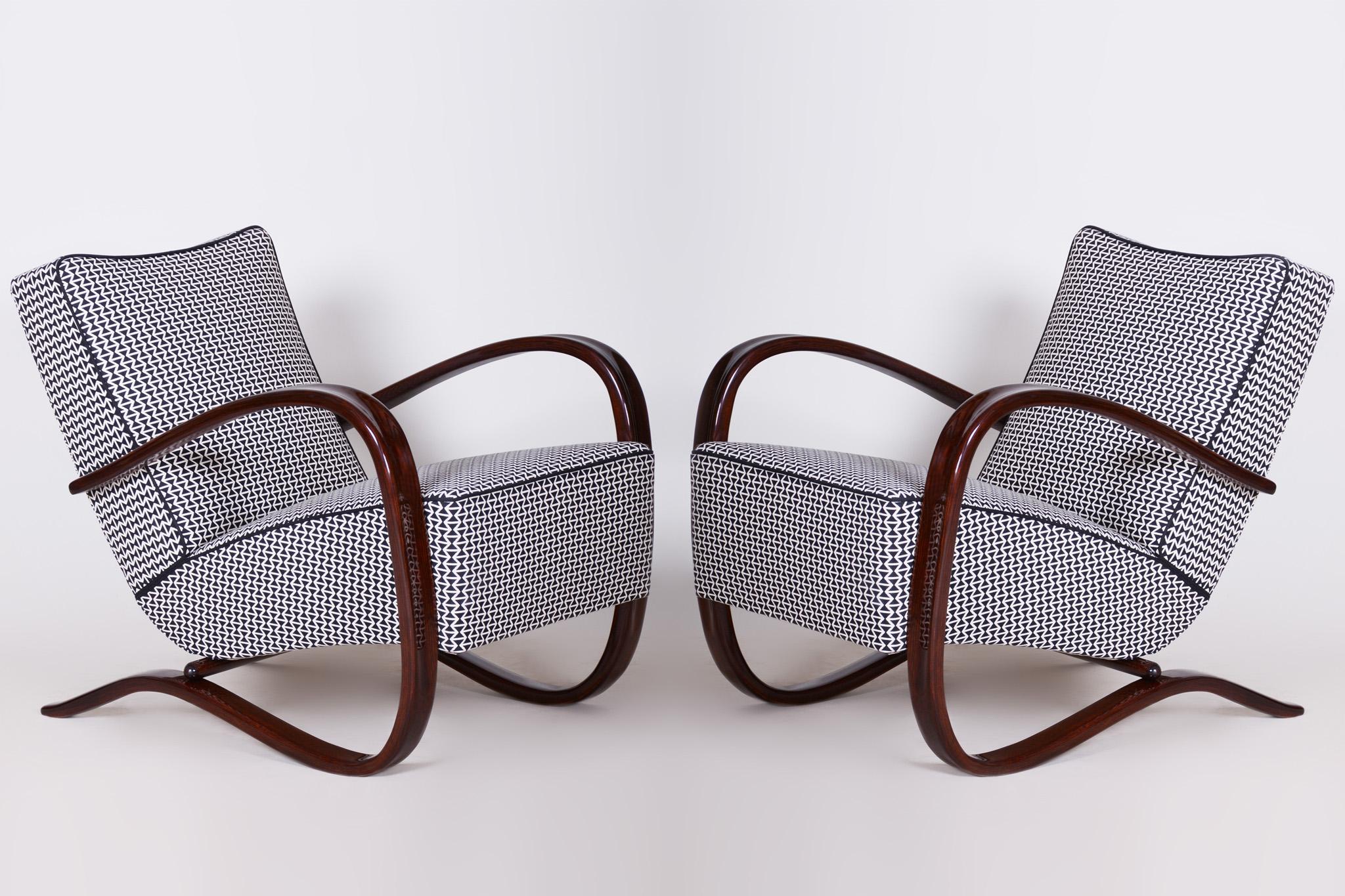 Entworfen von Halabala für UP Zavody, einen bekannten Möbelhersteller und -händler mit Sitz in Brno, Tschechoslowakei. 

In den letzten Jahren sind diese Stühle immer seltener geworden und werden von Innenarchitekten immer stärker nachgefragt. 

Die