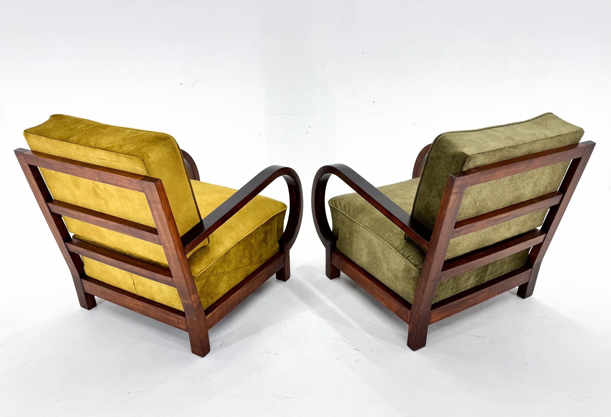 Pair of Art Deco Beech Wood Armchairs, 1930's, Newly Upholstered In Good Condition For Sale In Praha, CZ
