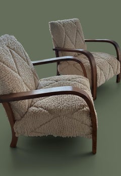 Paire de fauteuils Art déco en bois courbé, noyer et peau de mouton, France, années 1940